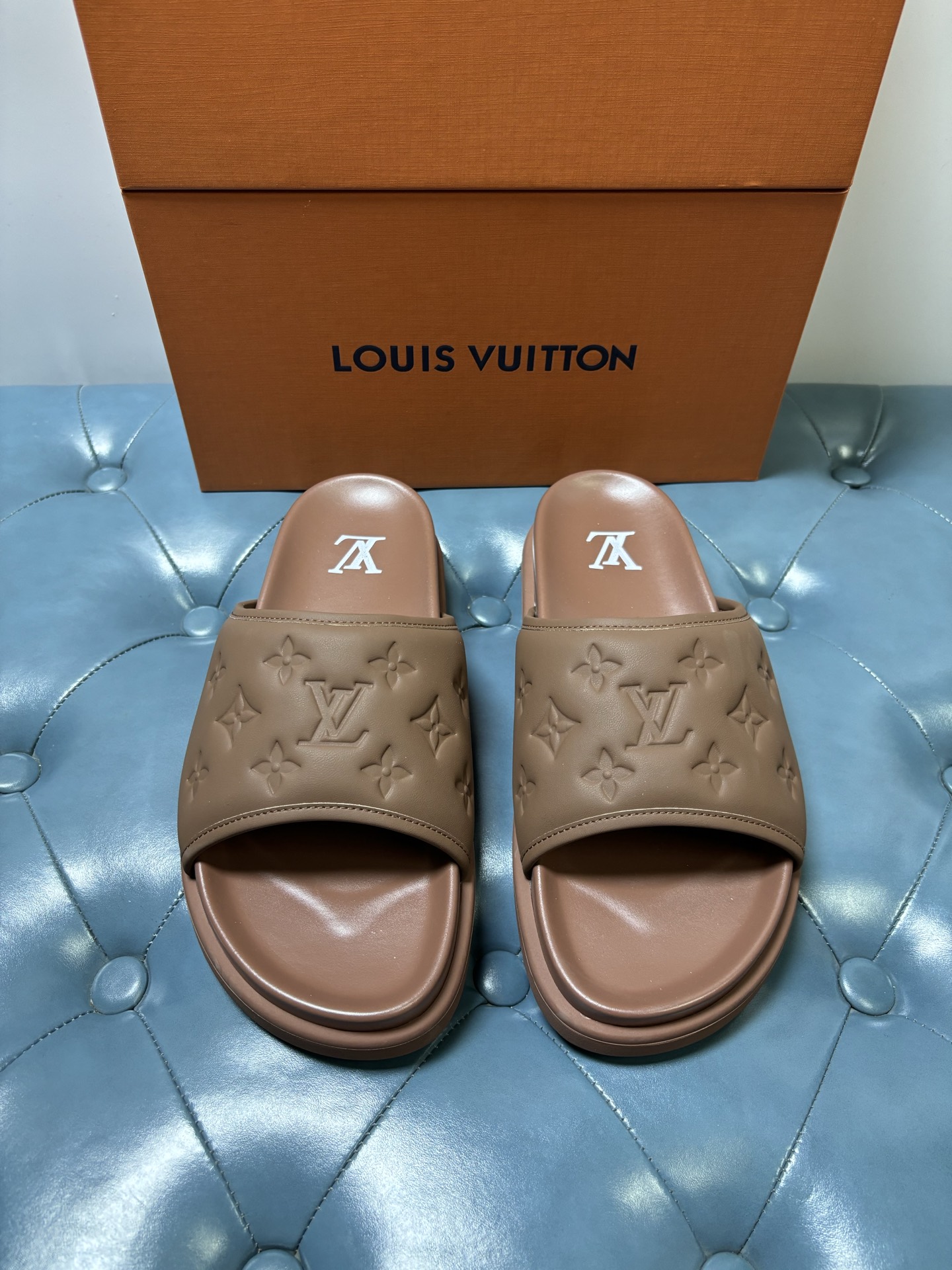 NO:885892,The LV Miami sandals are made of synthetic leather with a wide upper with a Monogram embossed perforation pattern. The flexible insole is combined with a lightweight micro outsole to achieve a comfortable and comfortable wearing experience. Monogram embossed and perforated flexible insole 38-45,, louis vuitton19860909LV Miami 凉拖以合成皮革塑造宽幅鞋面,其上呈现 Monogram 压纹穿孔图案.韧性鞋垫结合轻盈微型外底,实现舒适惬意的穿着体验. Monogram 压纹穿孔 韧性鞋垫 38-45,,louis vuitton,Men's shoes