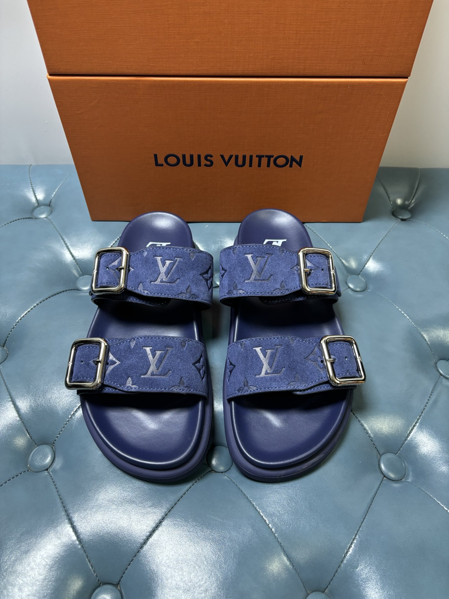 NO:885901,LV Venice sandals are made of grained cow leather with signature Monogram embossing, subtly interpreting the casual and elegant style. The adjustable shoelaces are decorated with large square buckles, padded insoles and flexible micro outsoles create a light and comfortable wearing experience. Monogram grained cowhide adjustable buckle shoelaces 38-45,,louis vuitton,cowhide19860909LV Venice 凉拖为粒面牛皮革融入标志性 Monogram 压纹,巧妙演绎闲雅格调.可调节鞋带点缀大号方正搭扣,加衬鞋垫与柔韧微型外底营造轻盈舒适的穿着体验. Monogram 粒面牛皮革 可调节搭扣鞋带 38-45,,louis vuitton,cowhide,Men's shoes