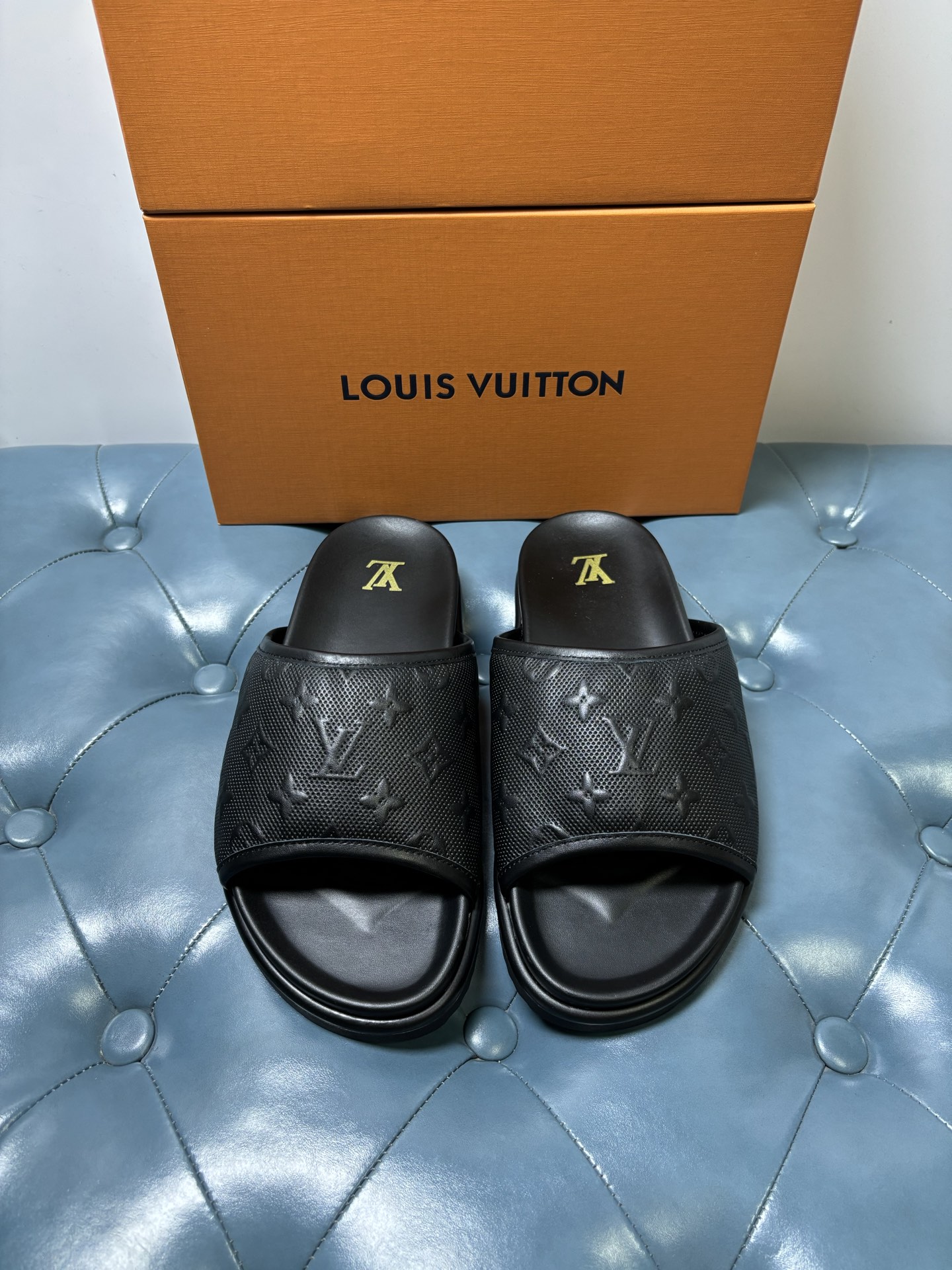NO:781396,LV Miami Guan version sandals are made of synthetic leather and can be worn near water without fear of damage. The Monogram pattern of the same color is laid on it. Wide adjustable Velcro laces, comfortable and flexible insoles and lightweight EVA outsoles create a casual shoe 38-45,, louis vuitton19860909LV Miami 莞版 凉拖取材合成革,可近水穿着而无惧损坏.同色系 Monogram 图案铺陈其上.宽幅可调节魔术贴鞋带、舒适韧性鞋垫与轻盈 EVA 外底共筑休闲鞋 38-45,,louis vuitton,Men's shoes
