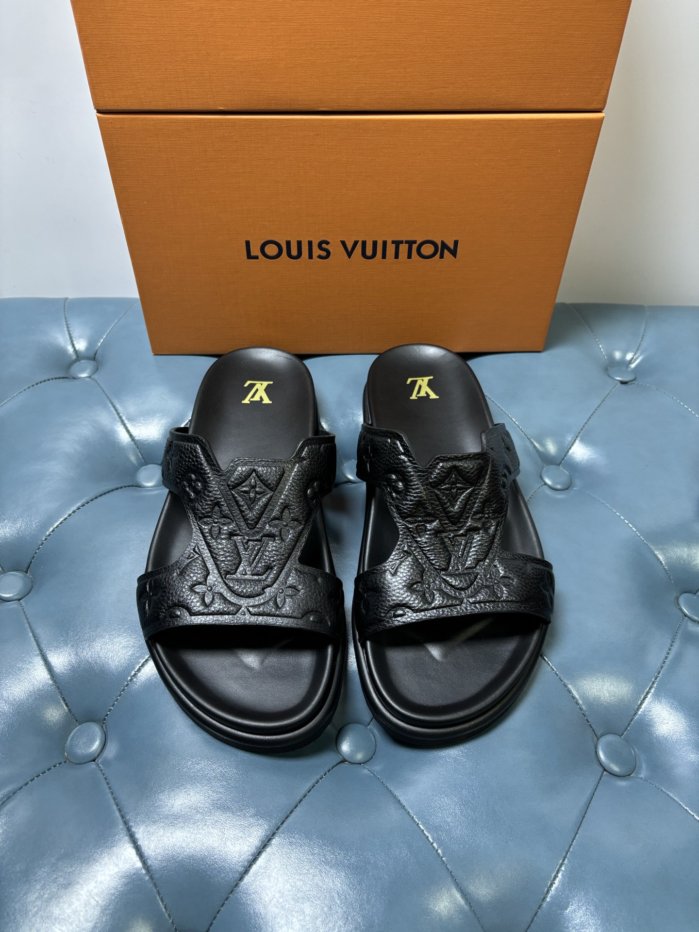 NO:781404,LV Oasis Guan version sandals are suede cow leather embossed with Monogram pattern, with a tough insole and micro outsole to achieve a comfortable wearing experience. The rough silhouette releases a casual atmosphere, the upper traces the clever interweaving of LV letters, and the Louis Vuitton logo outsole adds brand style. Suede cow leather embossed Monogram pattern Louis Vuitton elements Tough insole Micro outsole presents Louis Vuitton logo 38-45,, louis vuitton, louis  vuitton,cowhide19860909LV Oasis 莞版 凉拖为绒面牛皮革压印 Monogram 图案,以韧性鞋垫与微型外底成就舒适穿着体验.粗犷廓形释放休闲气息,鞋面描摹 LV 字母的巧妙交织,路易威登标识外底再添品牌格调 绒面牛皮革压印 Monogram 图案 路易威登元素 韧性鞋垫 微型外底呈现路易威登标识 38-45,,louis vuitton,louis vuitton,cowhide,Men's shoes