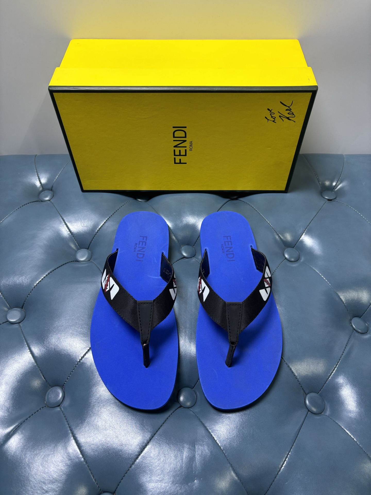 NO:885952,Fendi FENDI flip-flops with FF embossed pattern decorated with FF pattern. Leather edge 38-45,,fendi,fendi,slippers19860909芬迪 FENDI 人字平底拖鞋,带FF 压花图纹 饰有FF图案.皮革边缘 38-45,,fendi,fendi,slippers,Men's shoes