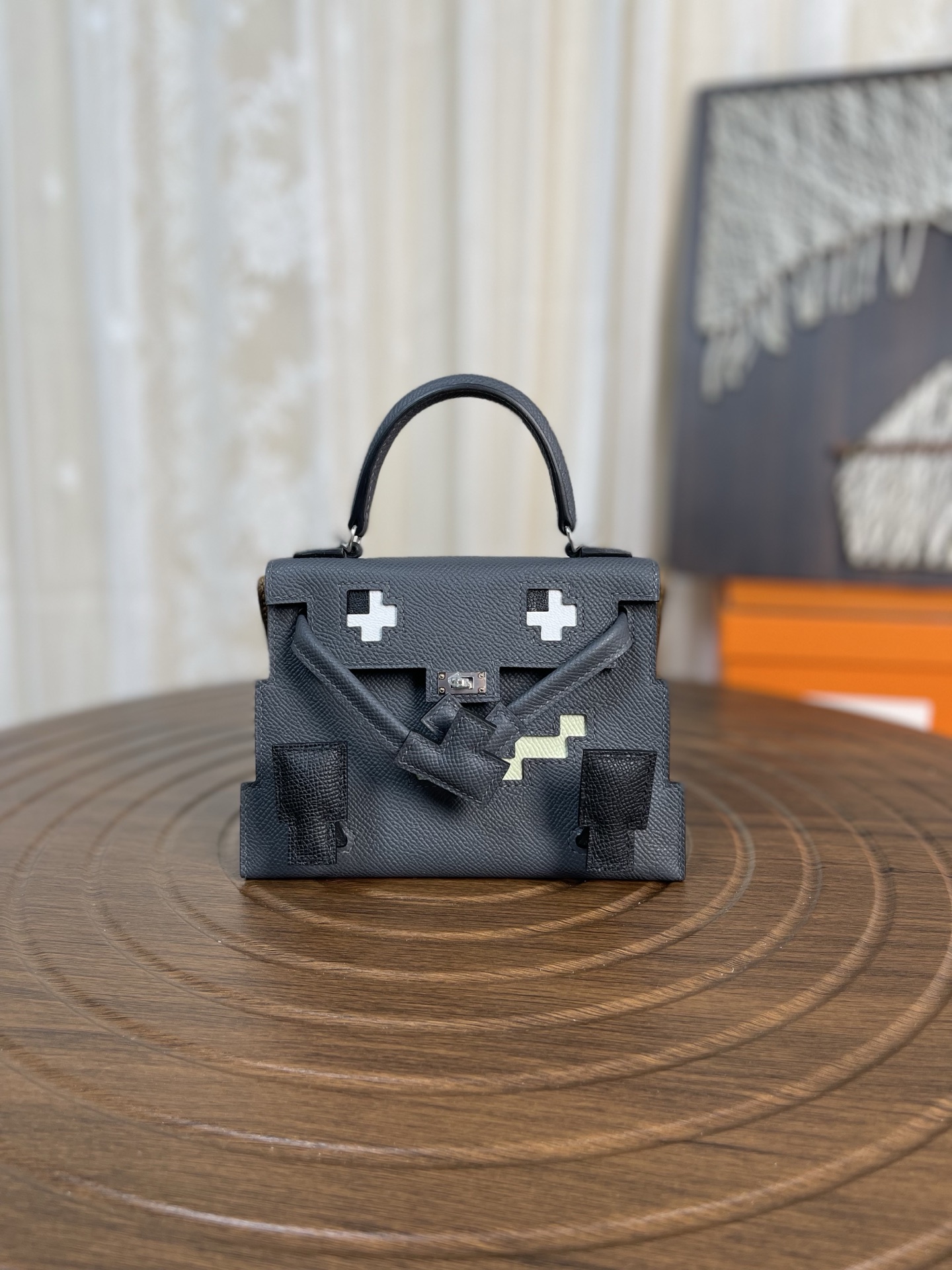 NO:851951,In stock, kellydoll mechanical doll bag, haze gray and chestnut gray, imported esom leather, imported wax thread, handmade, hand-engraved hardware, hand-made copper nails, Hermes, Hermes, Hermes,19860909现货,kellydoll 机械公仔包 雾霾灰拼栗子灰 进口 esom 皮 进口蜡线纯手工制作 手工刻五金,手打铜钉,爱马仕,hermes,Hermes,,Bag