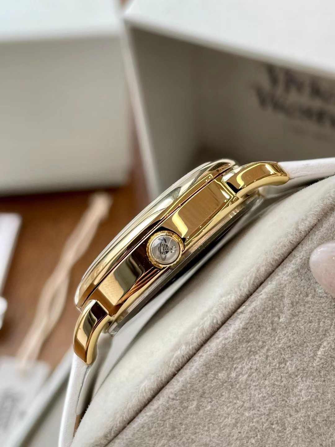 批💰300。Vivienne Westwood士星女表
在众多西太后的手表中，唯独这一款特别的不同。意大利🇮🇹牛皮的搭配显得格外的清新、干净，陶瓷材质的表盘、表带，在阳光灯光的照耀下，显得十分有质感⭐
以土星作为创作灵感，表盘里面是立体的设计，将土星和围绕轨道在其中。一整块手表满满都是土星的质感！
意大利🇮🇹牛皮优选皮质表带，不会对皮肤产生刺激。手工制，细腻亲肤。表带内侧品牌英文有辨识度，让人一眼察觉它的高贵血统。
表扣：镀金简约表扣设计，印有薇薇安LOGO，尺寸34mm时尚优雅，佩戴方便。