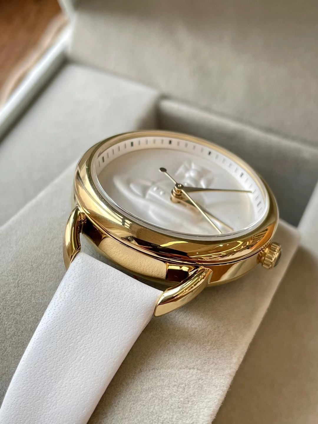 批💰300。Vivienne Westwood士星女表
在众多西太后的手表中，唯独这一款特别的不同。意大利🇮🇹牛皮的搭配显得格外的清新、干净，陶瓷材质的表盘、表带，在阳光灯光的照耀下，显得十分有质感⭐
以土星作为创作灵感，表盘里面是立体的设计，将土星和围绕轨道在其中。一整块手表满满都是土星的质感！
意大利🇮🇹牛皮优选皮质表带，不会对皮肤产生刺激。手工制，细腻亲肤。表带内侧品牌英文有辨识度，让人一眼察觉它的高贵血统。
表扣：镀金简约表扣设计，印有薇薇安LOGO，尺寸34mm时尚优雅，佩戴方便。