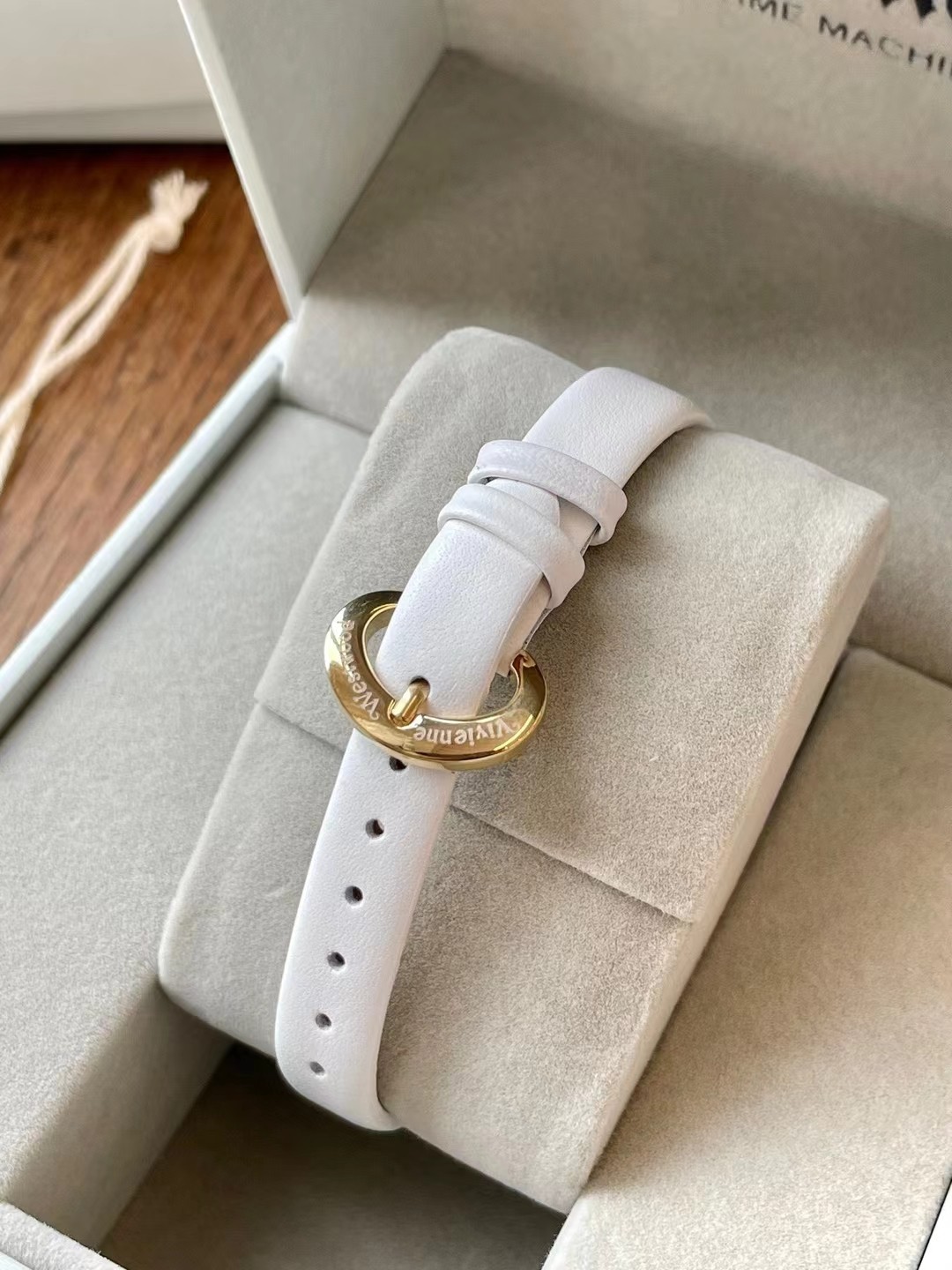 批💰300。Vivienne Westwood士星女表
在众多西太后的手表中，唯独这一款特别的不同。意大利🇮🇹牛皮的搭配显得格外的清新、干净，陶瓷材质的表盘、表带，在阳光灯光的照耀下，显得十分有质感⭐
以土星作为创作灵感，表盘里面是立体的设计，将土星和围绕轨道在其中。一整块手表满满都是土星的质感！
意大利🇮🇹牛皮优选皮质表带，不会对皮肤产生刺激。手工制，细腻亲肤。表带内侧品牌英文有辨识度，让人一眼察觉它的高贵血统。
表扣：镀金简约表扣设计，印有薇薇安LOGO，尺寸34mm时尚优雅，佩戴方便。