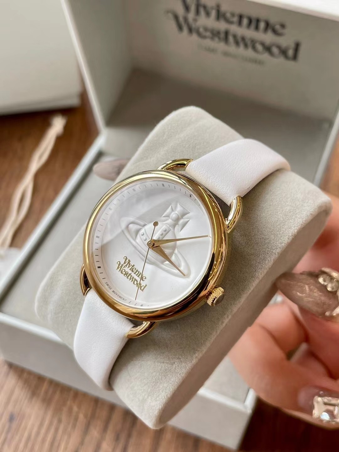 批💰300。Vivienne Westwood士星女表
在众多西太后的手表中，唯独这一款特别的不同。意大利🇮🇹牛皮的搭配显得格外的清新、干净，陶瓷材质的表盘、表带，在阳光灯光的照耀下，显得十分有质感⭐
以土星作为创作灵感，表盘里面是立体的设计，将土星和围绕轨道在其中。一整块手表满满都是土星的质感！
意大利🇮🇹牛皮优选皮质表带，不会对皮肤产生刺激。手工制，细腻亲肤。表带内侧品牌英文有辨识度，让人一眼察觉它的高贵血统。
表扣：镀金简约表扣设计，印有薇薇安LOGO，尺寸34mm时尚优雅，佩戴方便。