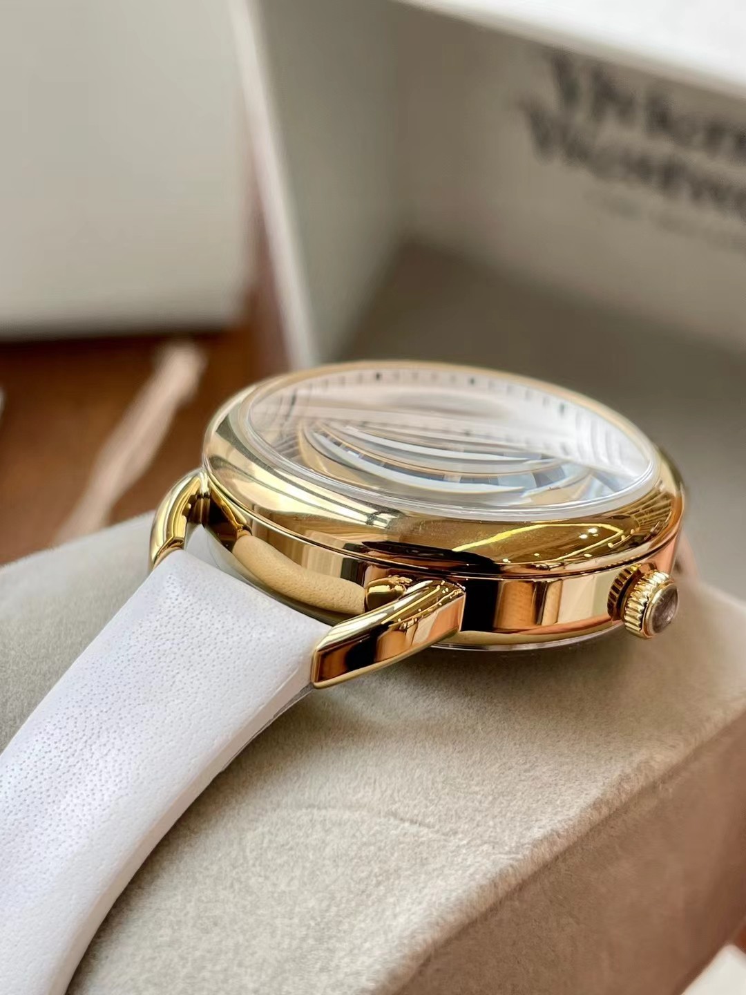 批💰300。Vivienne Westwood士星女表
在众多西太后的手表中，唯独这一款特别的不同。意大利🇮🇹牛皮的搭配显得格外的清新、干净，陶瓷材质的表盘、表带，在阳光灯光的照耀下，显得十分有质感⭐
以土星作为创作灵感，表盘里面是立体的设计，将土星和围绕轨道在其中。一整块手表满满都是土星的质感！
意大利🇮🇹牛皮优选皮质表带，不会对皮肤产生刺激。手工制，细腻亲肤。表带内侧品牌英文有辨识度，让人一眼察觉它的高贵血统。
表扣：镀金简约表扣设计，印有薇薇安LOGO，尺寸34mm时尚优雅，佩戴方便。