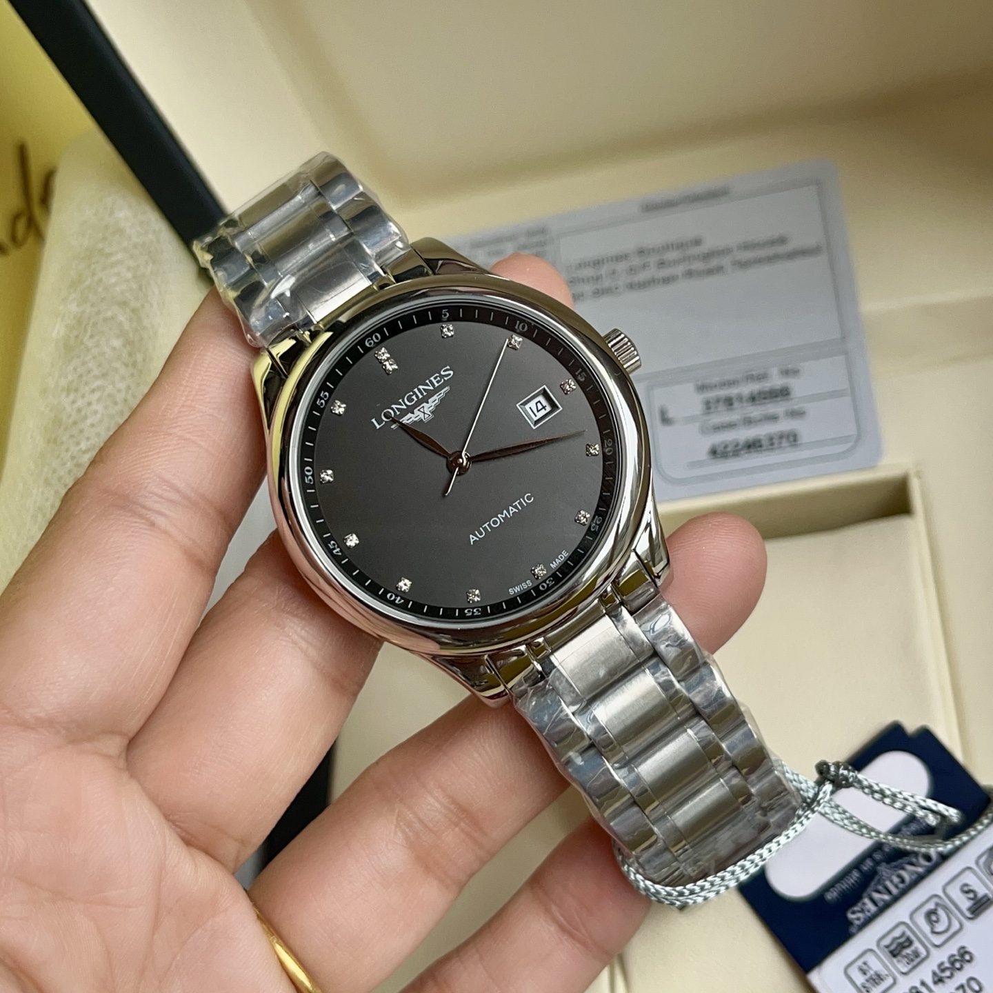 批💰650 三码合一细节控品，永远都不过时的名匠系列男士西铁城机械腕表 
【尺寸】40mm
 全新日本原装西铁城8215机芯，走时精准，动力储备强劲，同级唯一极致发挥原装 316精钢表壳 顶级拉丝纹理清晰细腻，深度防水50米，搭配仿机，316精钢表链配原装同步三折式表扣 ！
经典一直都不落后！
