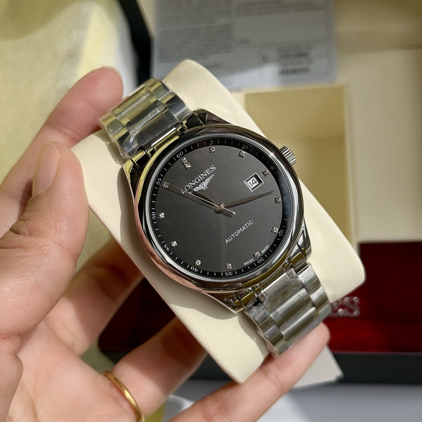 批💰650 三码合一细节控品，永远都不过时的名匠系列男士西铁城机械腕表 
【尺寸】40mm
 全新日本原装西铁城8215机芯，走时精准，动力储备强劲，同级唯一极致发挥原装 316精钢表壳 顶级拉丝纹理清晰细腻，深度防水50米，搭配仿机，316精钢表链配原装同步三折式表扣 ！
经典一直都不落后！
