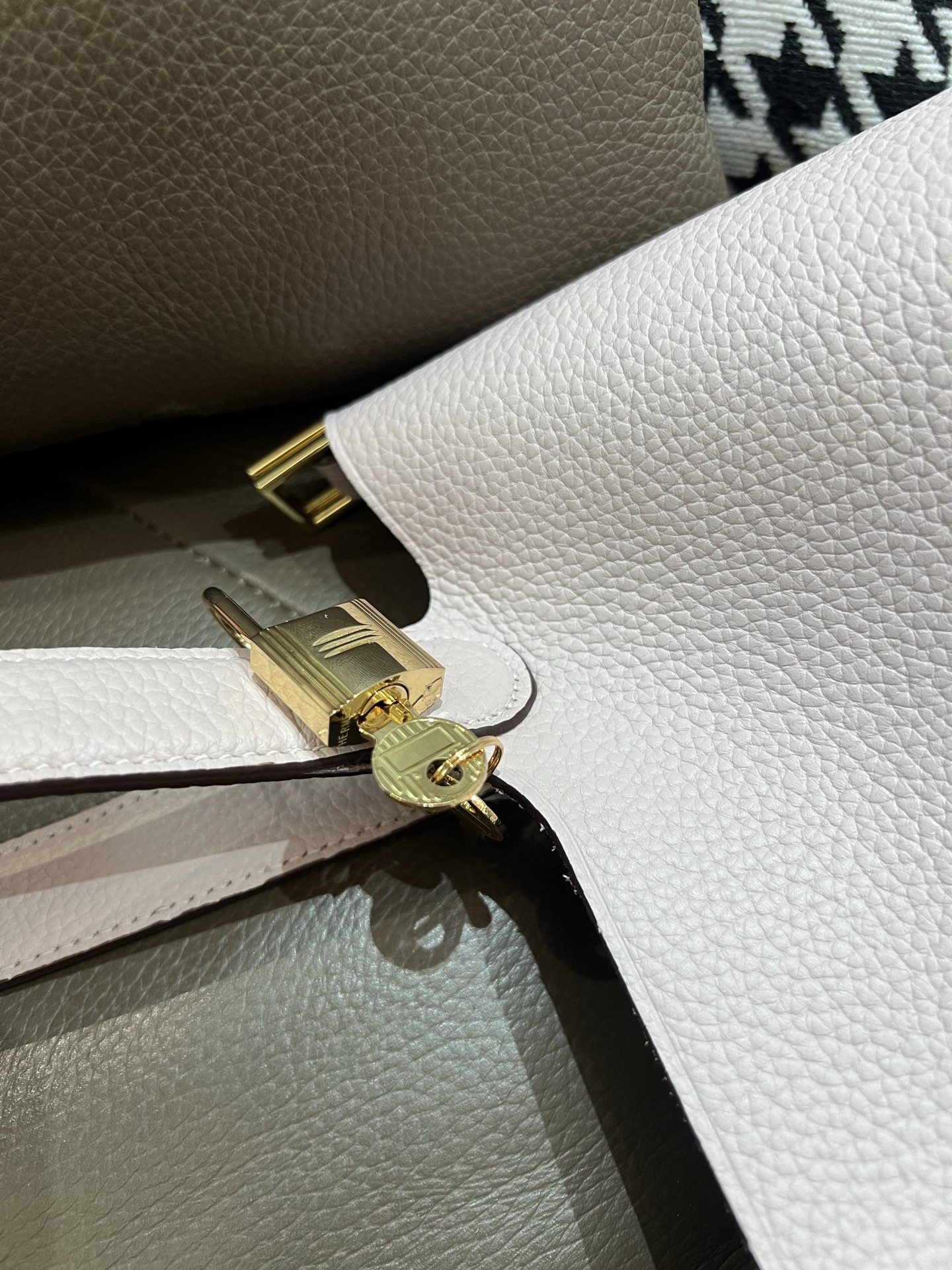 菜蓝子 全新アップグレード TC牛皮製 防犯機能付き 立体型バッグ