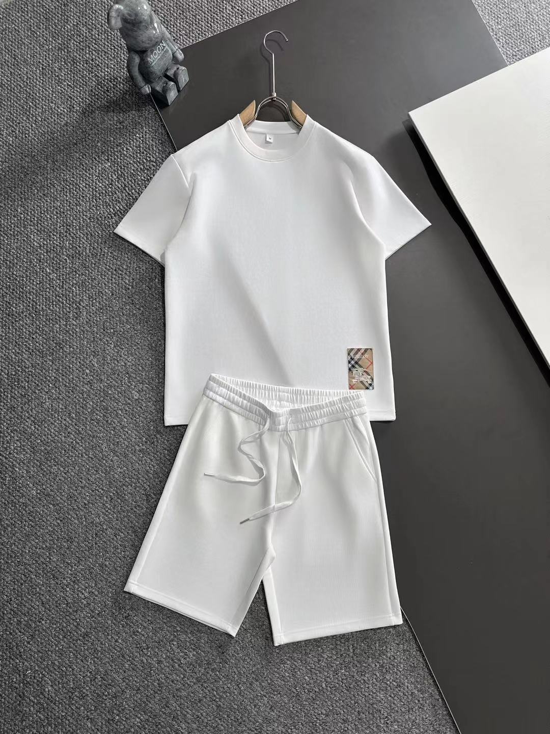 NO:470914,Price adjustment Burberry's new casual set for spring and summer Counter 2025!  High-end recommendation!  Custom European cotton material is super soft and skin-friendly!  The exquisite brand logo embellishment on the chest, the tailoring is a slim fit, and it is absolutely a crisp and handsome fit!  It can be seen from the locking needle that it is absolutely produced by a large manufacturer. This density of sewing process is absolutely meticulous in handling details!  Highly recommended Size M-3XL (175 140 catties L slim fit, maximum wear 190 catties), burberry, alexander wang19860909调价 巴宝莉 2025春夏专柜新款休闲套装！高端推荐！定制欧棉材质 超柔软亲肤触感！胸前精致品牌Logo点缀 剪裁属于修身版型 绝对挺括帅气的合体型！从锁针可以看出 绝对大厂代工出品 这种密度的缝制工艺 对待细节处理绝对是一丝不苟！强烈推荐 尺码M-3XL（175 140斤L修身 最大穿190斤）,,burberry,alexander wang,Men's clothing