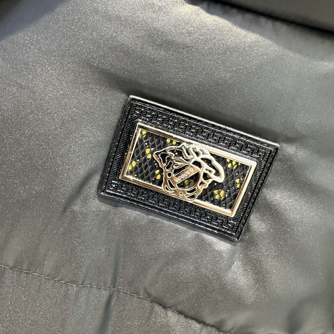 范思哲/VERSACE24秋冬新品男士时尚羽绒服外套欧洲米兰走秀新品挺括垂顺奢华海外官网品牌元素设计细节