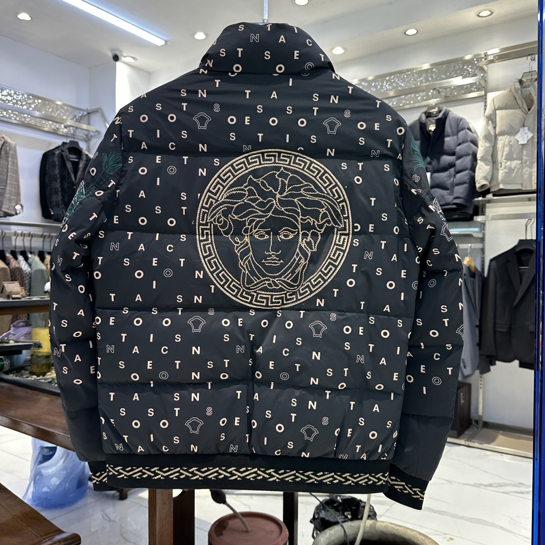 范思哲/VERSACE24秋冬新品男士时尚羽绒服外套欧洲米兰走秀新品挺括垂顺奢华海外官网品牌元素设计细节