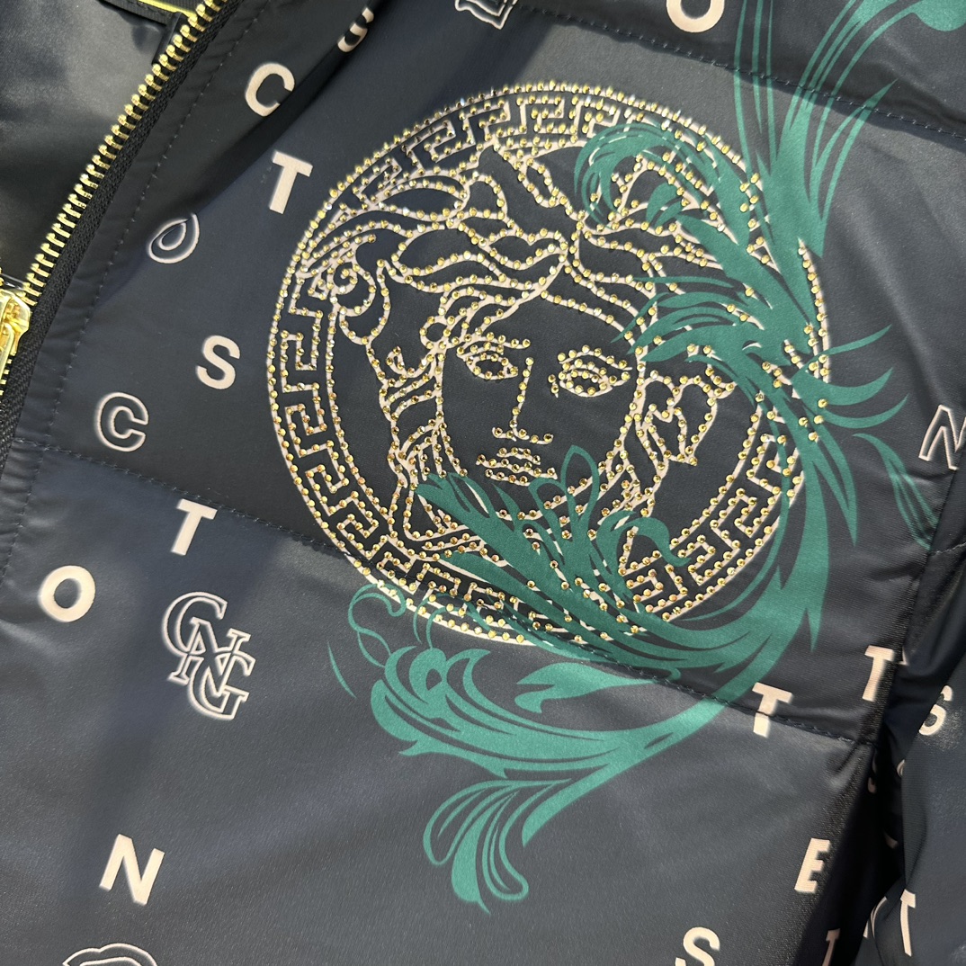 范思哲/VERSACE24秋冬新品男士时尚羽绒服外套欧洲米兰走秀新品挺括垂顺奢华海外官网品牌元素设计细节