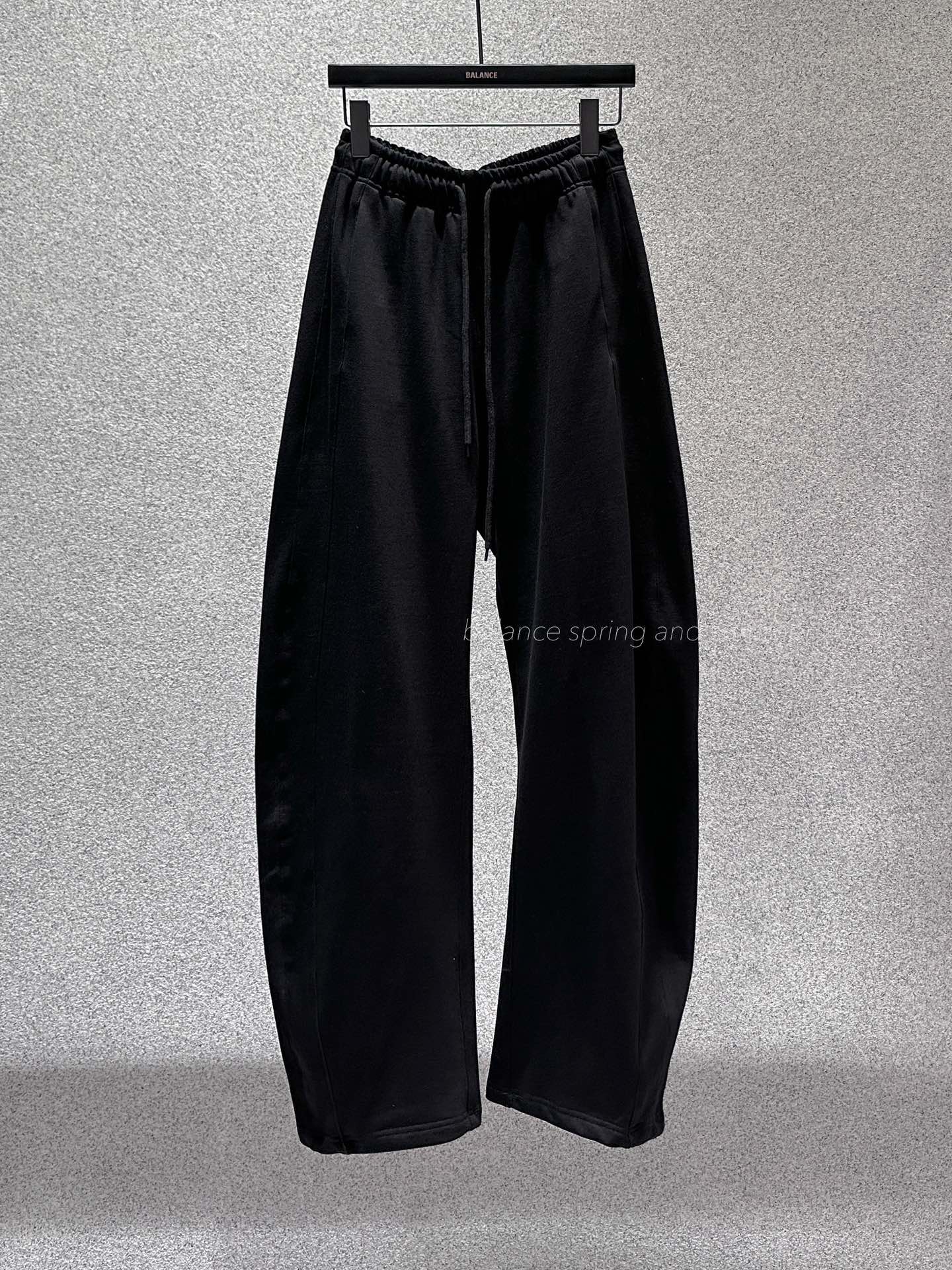 -- 24春夏--❝MM6立体剪裁香蕉型卫裤❞2024新款卫裤。 : 棉  : 米杏色 花灰色 黑色  : SML