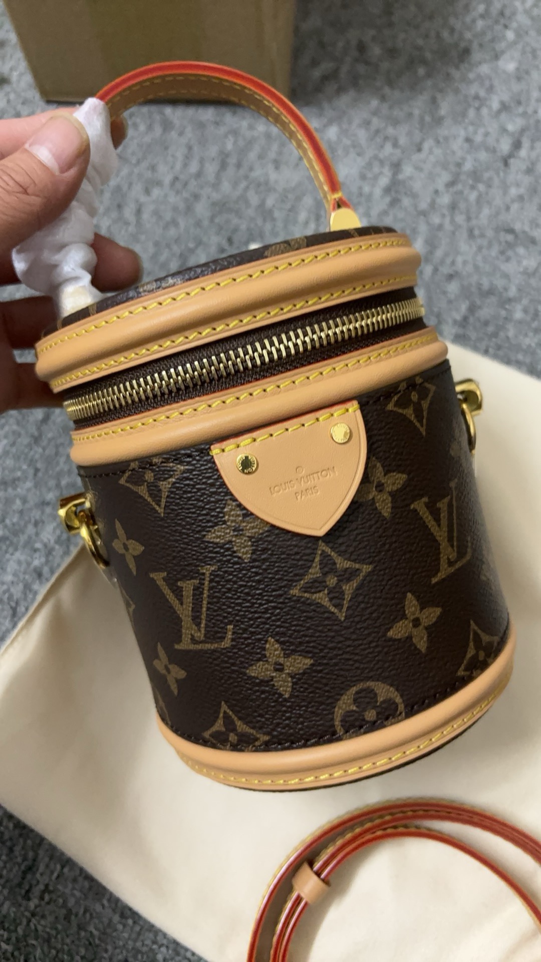 NO:178089,Special diamond-shaped chip Model M82952 This Nano Cannes handbag is cut out of a cylindrical configuration in Monogram canvas, which coincides with the design of the makeup bag. The leather trim and the Louis Vuitton logo imprinted on the label are rich in craftsmanship details, and the handle and removable and adjustable shoulder straps make a variety of carry-on styles. Monogram canvas, cowhide, cosmetic bags & cases, cowhide19860909特级菱形料变码芯片 型号M82952 本款 Nano Cannes 手袋以 Monogram 帆布裁出圆筒构型,与化妆包设计不谋而合.皮革饰边和标签上压印的路易威登标识丰富工致细节,手柄和可拆卸并调节的肩带成就多种背携风尚.Monogram 帆布一牛皮革饰边一微纤维内衬一金属件一拉链开合一肩带可拆卸,可调节. 尺寸:14.5x14x12CM,lv特级sp菱形格面料,louis vuitton,louis vuitton,cosmetic bags & cases,cowhide,Bag