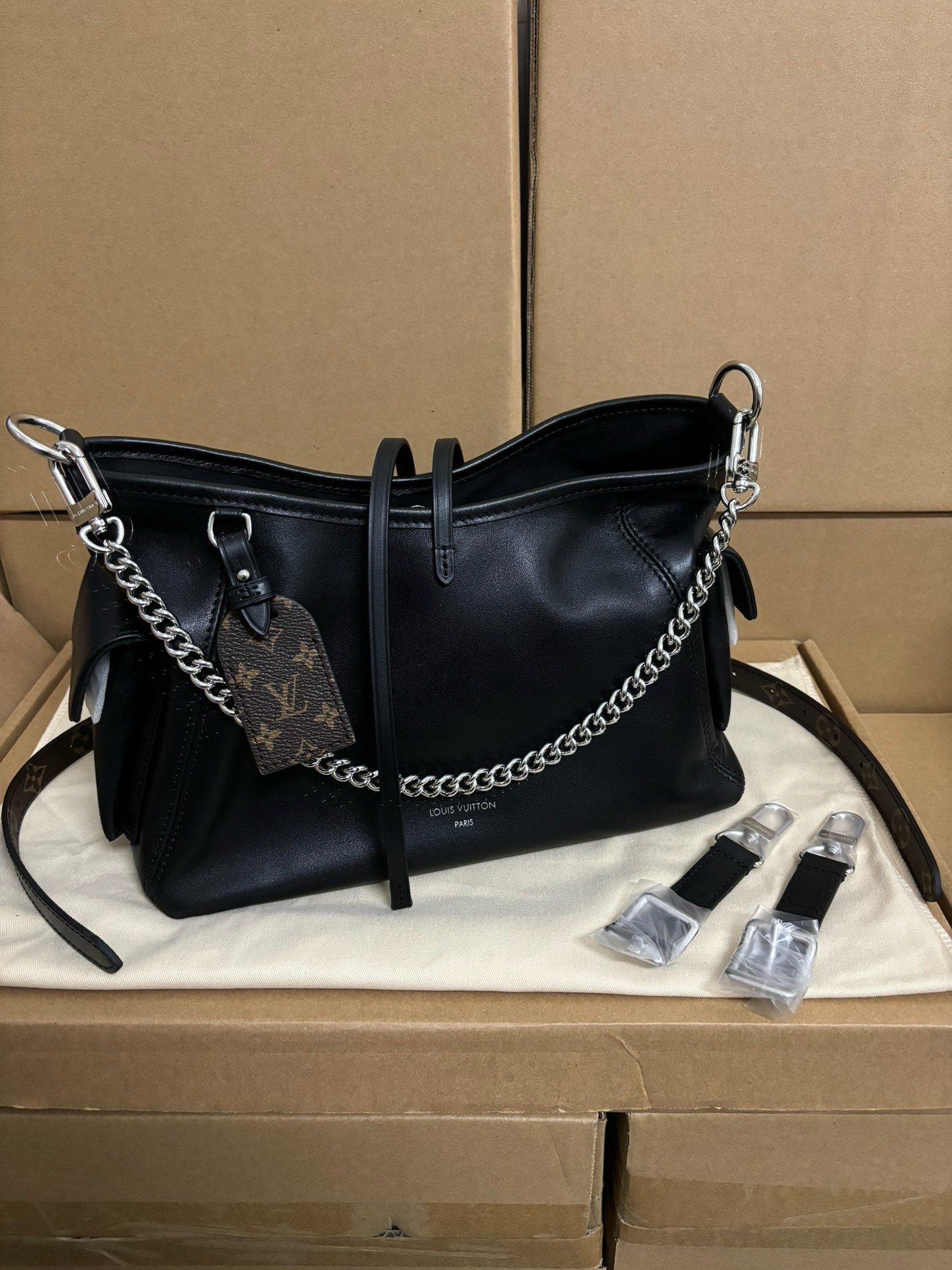 NO:179170,The new CARRYALL CARGO M24861 black This CarryAll Cargo small handbag presents a fashionable and slightly wrinkled effect with soft sheep leather and matches a deep background with polished metal parts and lazy configurations. It makes it a good choice for day and night occasions. The detachable shoulder straps and chain straps achieve multiple styling possibilities. size33.5x23x15cm (real photo), lv super-sp diamond lattice fabric, louis vuitton, sheepskin19860909特级新款CARRYALL CARGO M24861黑色 本款 CarryAll Cargo 小号手袋以柔软羊皮革呈现时尚微皱效果 并为深邃背景搭配抛光金属件与慵懒构型 成就昼夜场合佳选 可拆卸肩带与链带实现多种造型可能 size33.5x23x15cm(实拍图),lv特级sp菱形格面料,louis vuitton,sheepskin,Bag