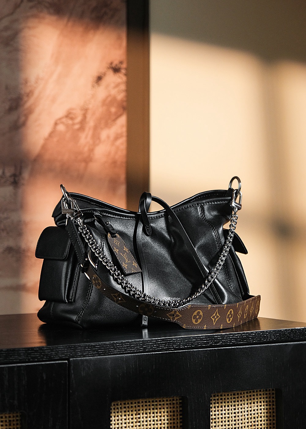 NO:338853,Special Class New CARRYALL CARGO M24861 Black This CarryAll Cargo small handbag presents a fashionable and slightly wrinkled effect with soft sheep leather and matches a deep background with polished metal parts and lazy configurations. It makes it a good choice for day and night occasions. Removable shoulder straps and chain straps achieve multiple styling possibilities. Size33.5x23x15cm, LV super sp rhombus plaid fabric, louis vuitton, sheepskin19860909特级 特级新款CARRYALL CARGO M24861黑色 本款 CarryAll Cargo 小号手袋以柔软羊皮革呈现时尚微皱效果 并为深邃背景搭配抛光金属件与慵懒构型 成就昼夜场合佳选 可拆卸肩带与链带实现多种造型可能 size33.5x23x15cm,lv特级sp菱形格面料,louis vuitton,sheepskin,Bag