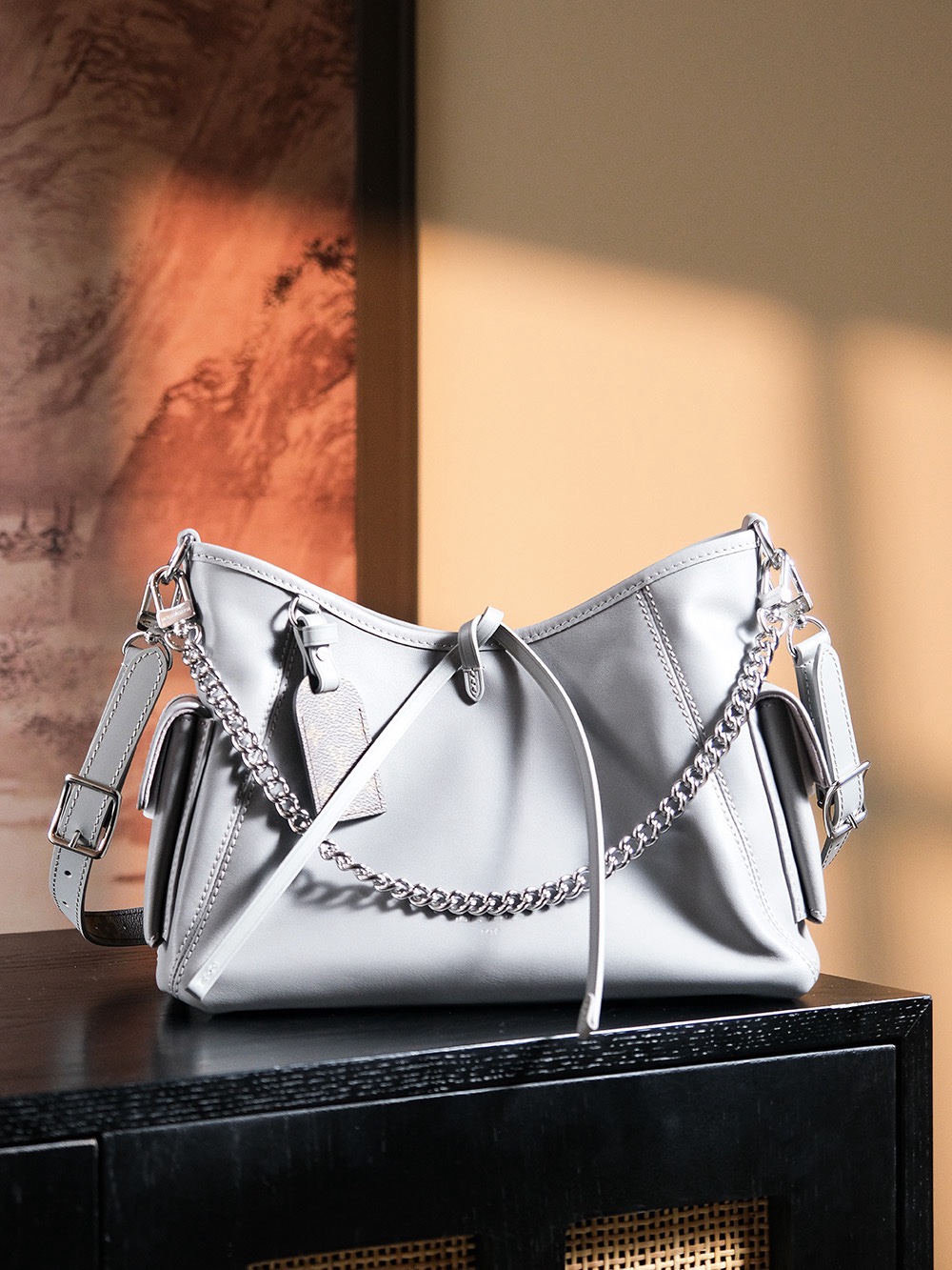 NO:186649,Special version Chip jump code small number # M12579 ↘ Counter price Buy hot product Shark gray, highly recommended to close your eyes!  The sheepskin fabric is paired with presbyterian shoulder straps, which is a new favorite. It is lazy, casual and sexy and easy to control. It has always been a king of out of stock since its launch!  Hardware material, thick plated pure steel hardware, leather material, French imported lambskin [chip version] Size details.**cm, lv special grade sp diamond lattice fabric, louis vuitton, sheepskin19860909特级版本  芯片跳动码小号# M12579 ↘专柜售价 购入 爆款 鲨鱼灰,强烈推荐闭眼入！ 羊皮面料搭配着老花肩带点缀,简直又是新宠大爆款, 慵懒随性感轻松拿捏 上市后一直处于一个断货王的存在！ 五金材质厚镀纯钢五金 皮料材质法国进口小羊皮【芯片版】 尺寸详情.**cm,lv特级sp菱形格面料,louis vuitton,sheepskin,Bag