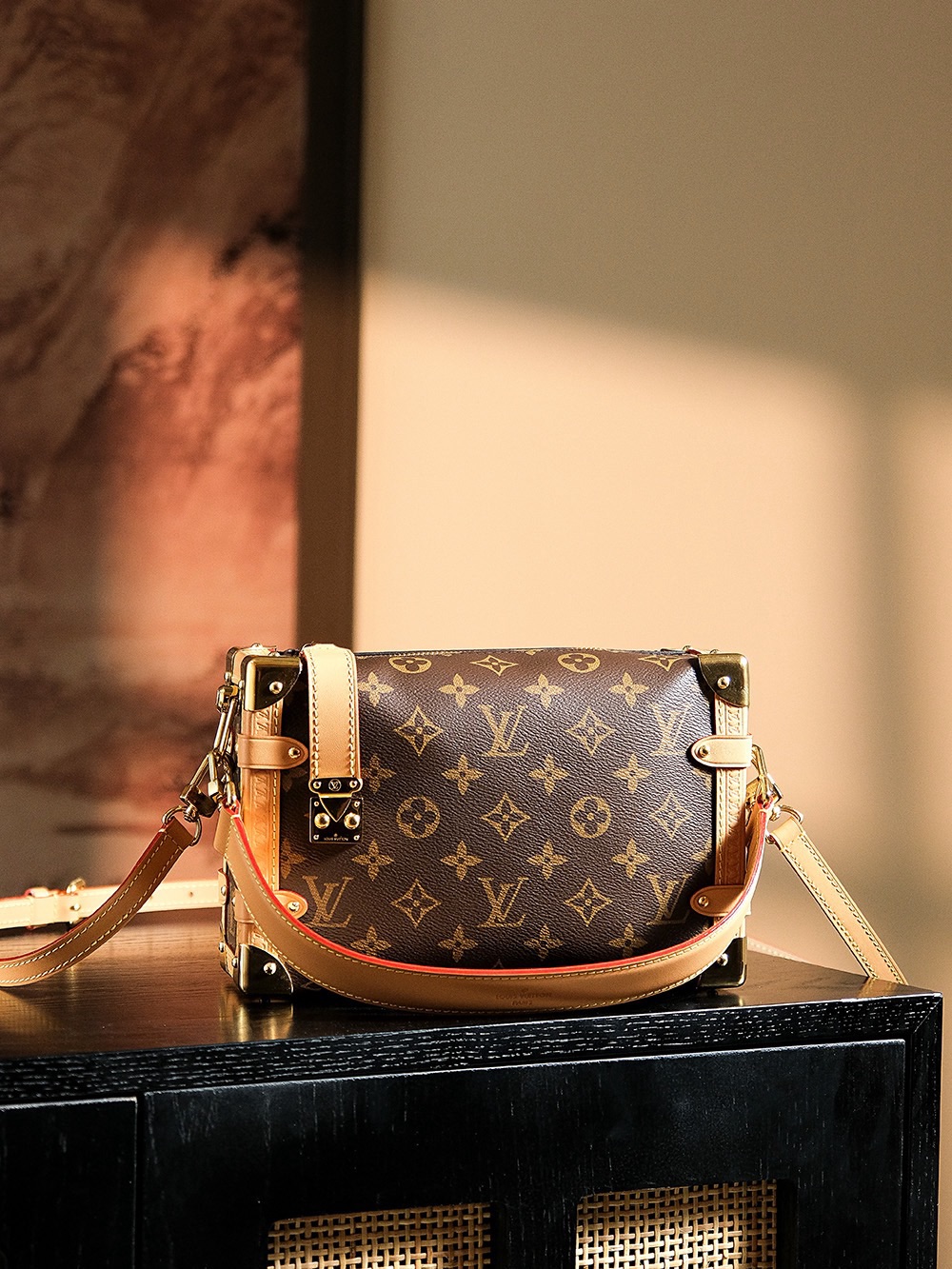 NO:185302,The special version of the chip diamond jump code medium series #M46358/ ↘ The soft small box with a heart-warming look at the high appearance, breaking through the previous hard box, boldly using both soft and hard design understanding, the detachable portable and shoulder straps are really ignited, the appearance rhythm of the big hit, the usage rate is also very high, the large storage space, the upper body is fashionable and lazy and randomly switched, but it does not lose its handsome temperament, must-have, the appearance is too high!  Material electroplated pure steel hardware Leather material French original leather fabric Size details**, LV special grade sp diamond lattice fabric, louis vuitton19860909特级版本  芯片菱形跳动码中号系列#M46358/ ↘爆款位的 软软的小盒子 一眼心动的高颜值,突破了以往的硬盒子,大胆的用软硬兼施设计理解,可拆卸的手提与肩带,真的燃炸了,大爆款的颜值节奏,使用率也非常高,大容量的收纳空间,上身时髦又慵懒随意切换,却又不失帅气的气质,必入款,颜值太高级了！ 材质电镀纯钢五金 皮料材质法国原厂皮面料 尺寸详情**,lv特级sp菱形格面料,louis vuitton,Bag