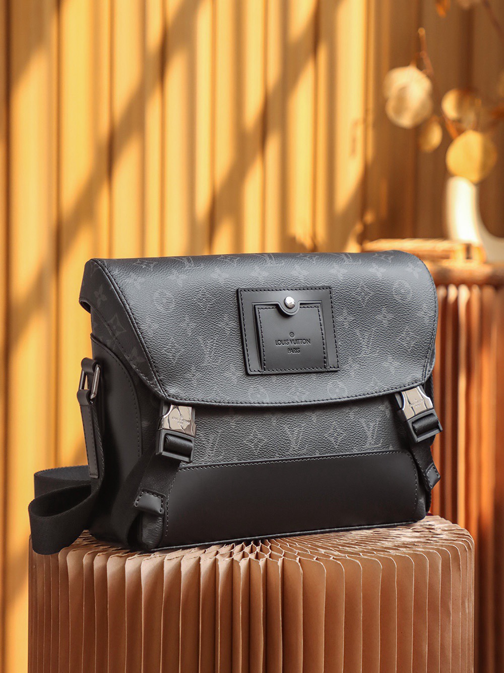 NO:185310,Special version Postman bag #M40511# inspection-free version Size 33*22.5*11cm Men's must-try model, with a very stylish back, inspired by the classic academy style. It not only has a high appearance, but also has a large capacity. The upper body effect is super handsome, the unique locks are very design-like, the ceiling of the commuter men's bag, the low-key appearance of the black flower highlights the boy's temperament, the most suitable postman bag for fashionable men!  ,LV super sp diamond lattice fabric,louis vuitton19860909特级版本 邮差包 #M40511#免检版 尺寸33*22.5*11cm 男士必冲款,背上非常有型, 以经典学院风格为设计灵感,不仅高颜值有型的外表,对它的喜爱还有大容量,上身效果超级帅,别致的锁扣很有设计感,通勤男包的天花板,黑花的颜值低调非常凸显男生气质,最适合时髦男士的邮差包！,lv特级sp菱形格面料,louis vuitton,Bag