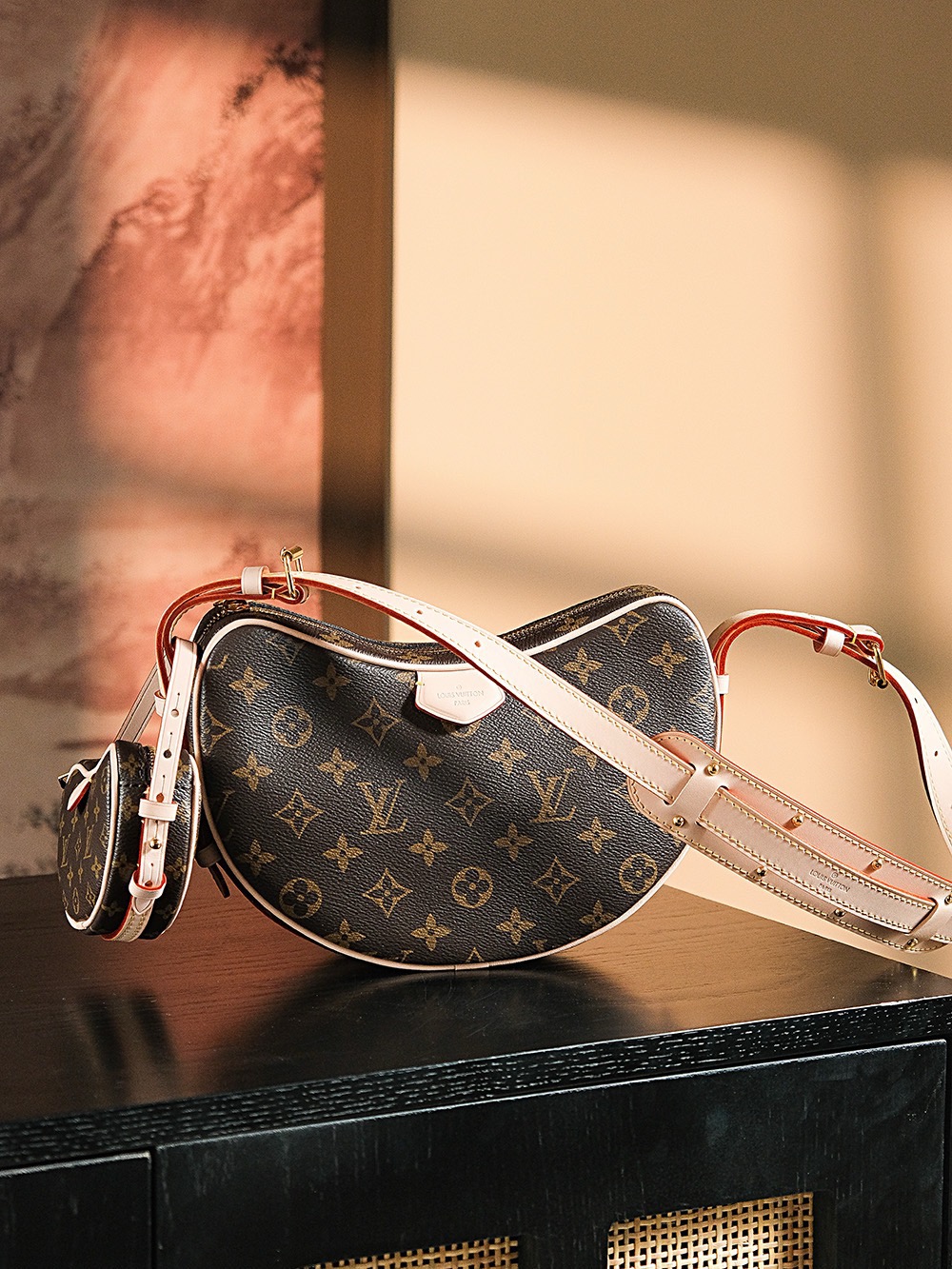 NO:186637,Special version Pea Child Pack Series # M46828 Price of counter is popular ss. It is highly recommended to buy high-quality appearance!  The new favorite series looks retro, fashionable and novel with the blessing of the mother-child bag design. I fall in love with the upper body in one second!  Inspired by the first generation of appearance, the wide shoulder strap design is adjustable, with multiple back methods, and can be disassembled and combined at will!  Let you have unlimited ways to use a bag!  Trust me, this is a great choice, and you can enter the boldest!  Material electroplated pure steel hardware Leather material French original leather fabric Size details**cm, LV special grade sp diamond lattice fabric, louis vuitton19860909特级版本  豌豆子母包系列# M46828 专柜售价 当红ss 强烈推荐入手的高颜值！ 新宠大爆款系列,搭配子母包设计加持下显得复古时髦且新颖,上身一秒爱上！ 灵感来源于初代外形,宽肩带设计可调节,多种背法,随意拆卸组合！ 尽情 让你一款包有无限种使用方法！ 相信我,这款绝佳选择,必眼大胆可入！ 材质电镀纯钢五金 皮料材质法国原厂皮面料 尺寸详情**cm,lv特级sp菱形格面料,louis vuitton,Bag