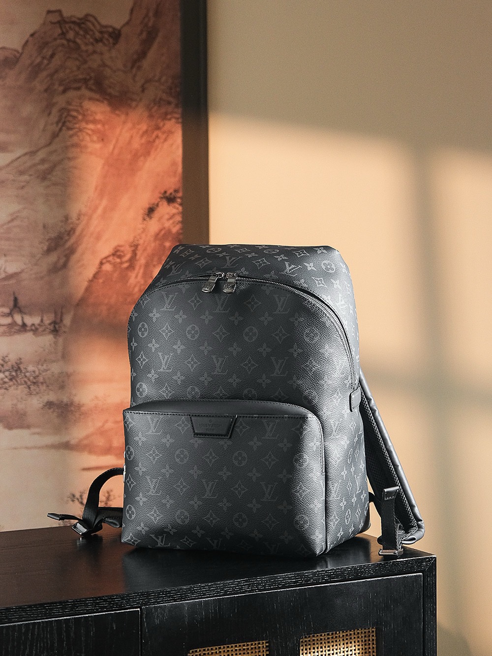 NO:186600,Special version Backpack Series M Counter Price Purchase Classic men's backpack, the black presbyopia color looks more low-key and more classy than the classic colors. It is not only durable but also versatile and low-key, with plenty of space. Some details of the shoulder straps are made of original calfskin, and the overall texture is excellent. It is indispensable whether it is to go to work or traveling!  The neutral design is versatile and street-like, and the same style as men and women can be carried without any incongruity!  Hardware material thick plated pure steel hardware leather material French original leather fabric Size details**, LV special grade sp diamond lattice fabric, louis vuitton, backpacks, cowhide19860909特级版本  双肩包系列M 专柜售价 购入 经典的男士双肩背包,黑色老花的色调比起经典的花色,看起来更加低调特别更加有档次,不仅耐看且又百搭低调,空间充足,肩带部分细节采用原厂小牛皮,整体质感很出色,无论是上班出街还是旅游,它必不可少！中性化的设计,百搭且街头范儿, 男女同款可背,毫无违和感！ 五金材质厚镀纯钢五金 皮料材质法国原厂皮面料 尺寸详情**,lv特级sp菱形格面料,louis vuitton,backpacks,cowhide,Bag