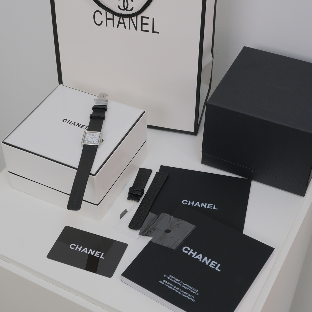 NO:390514,White 316L stainless steel case, 23x23mm size, 6.0mm thick, equipped with authentic Swiss original movement, with a power capacity of more than 3 years. Square sapphire glass, as hard as diamonds, always keeps your dial clear and scratch-free. Roman retro dial, classic and eternal. For example, Cartier's tank series launched in recent years are all Roman dials, and the most important thing is to look good. The 3-hour adjusting time bar is inlaid with a 3.0 black agate, which can be inspected at will. The original imported goat leather strap is soft, comfortable and skin-friendly, with clear and visible patterns. It is equipped with the original steel folding buckle, and the adjustable fixed size structure makes it super easy to disassemble and wear (considering the use loss of genuine leather straps), so we will give you another set of crocodile leather straps to everyone, making a watch with two wear styles  5ATM waterproof test, no problem in swimming, let alone daily wear. Wrist size: minimum and maximum 180mm (can be punched in small holes) After the original brand packaging, it is also very cost-effective to send it to others for your own use. No film removal is supported for 7 days without reason, 5 years warranty, only accessories fee for artificial damage, cartier, cowhide, sheepskin, crocodile skin19860909白色款 316L精钢表壳,23x23mm大小,厚6.0mm 搭载正品一致的瑞士原装机芯,电量超3年以上 方形蓝宝石玻璃,硬如钻石,始终让你的表盘清晰无划痕 罗马字复古表盘,经典永恒,例如卡地亚这几年推出的坦克系列都是罗马字表盘卖爆,最关键好看好看 3时位的调时巴扭镶嵌一颗3.0的黑色玛瑙,可随意检验 原版进口山羊皮表带,柔软舒适亲肤,纹路清晰可见,配原版精钢折叠扣,可调固定式大小结构,让你拆戴超级方便(考虑到真皮表带都会有使用损耗问题),所以我们再送1套鳄鱼皮纹牛皮表带给大家,使一款手表有2种佩戴风格 5ATM防水测试,游个泳都没有问题,更别说日常佩戴 佩戴手腕大小:最小最大180mm(可再小打孔) 后配原品牌包装,送人自用也是非常划算 不拆膜支持7天无理由退换,5年保修,人为损坏只有配件费,,cartier,cowhide,sheepskin,crocodile skin,Watch