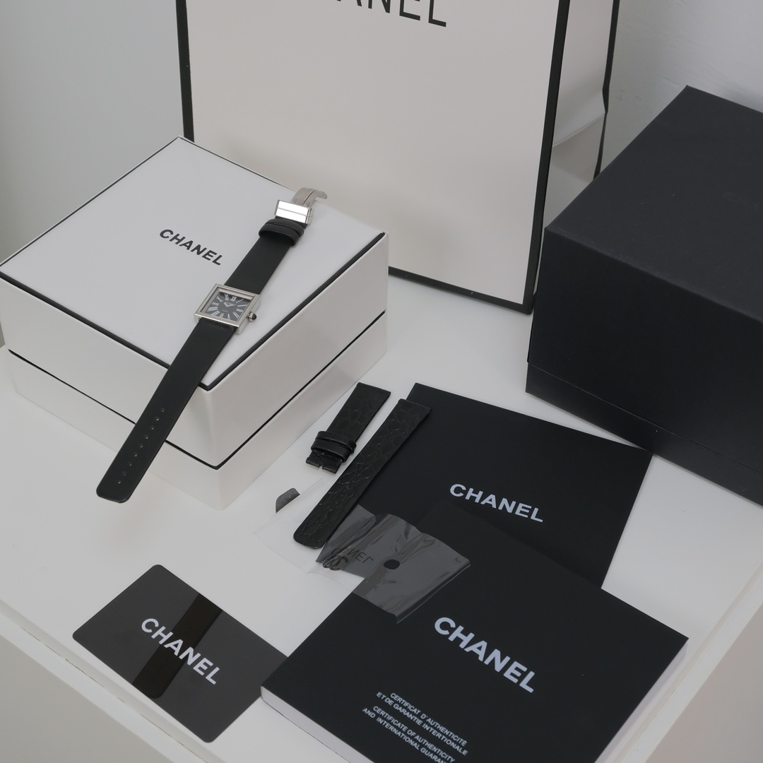 NO:390520,Black 316L stainless steel case, 23x23mm size, 6.0mm thick, equipped with authentic Swiss original movement, new mechanical and electrical capacity exceeds 3 years. Square sapphire glass, hard as diamonds, always keeps your dial clear and scratch-free. Roman retro dial, classic and eternal. For example, Cartier's tank series launched in recent years are all Roman dials, and the most important thing is to look good. The 3-hour adjusting time bar is inlaid with a 3.0 black agate, which can be tested at will. The original imported goat leather strap is soft, comfortable and skin-friendly, with clear and visible patterns. It is equipped with the original steel folding buckle, and the adjustable fixed size structure makes it super easy to disassemble and wear (considering the use loss of genuine leather straps), so we will give you another set of crocodile leather straps to everyone, making a watch with two wear styles  5ATM waterproof test, no problem in swimming, let alone daily wear. Wrist size: minimum and maximum 180mm (can be punched in small holes) After the original brand packaging, it is also very cost-effective to send it to others for your own use. No film removal is supported for 7 days without reason, 5 years warranty, only accessories fee for artificial damage, cartier, cowhide, sheepskin, crocodile skin19860909黑色款 316L精钢表壳,23x23mm大小,厚6.0mm 搭载正品一致的瑞士原装机芯,新机电量超3年以上 方形蓝宝石玻璃,硬如钻石,始终让你的表盘清晰无划痕 罗马字复古表盘,经典永恒,例如卡地亚这几年推出的坦克系列都是罗马字表盘卖爆,最关键好看好看 3时位的调时巴扭镶嵌一颗3.0的黑色玛瑙,可随意检验 原版进口山羊皮表带,柔软舒适亲肤,纹路清晰可见,配原版精钢折叠扣,可调固定式大小结构,让你拆戴超级方便(考虑到真皮表带都会有使用损耗问题),所以我们再送1套鳄鱼皮纹牛皮表带给大家,使一款手表有2种佩戴风格 5ATM防水测试,游个泳都没有问题,更别说日常佩戴 佩戴手腕大小:最小最大180mm(可再小打孔) 后配原品牌包装,送人自用也是非常划算 不拆膜支持7天无理由退换,5年保修,人为损坏只有配件费,,cartier,cowhide,sheepskin,crocodile skin,Watch