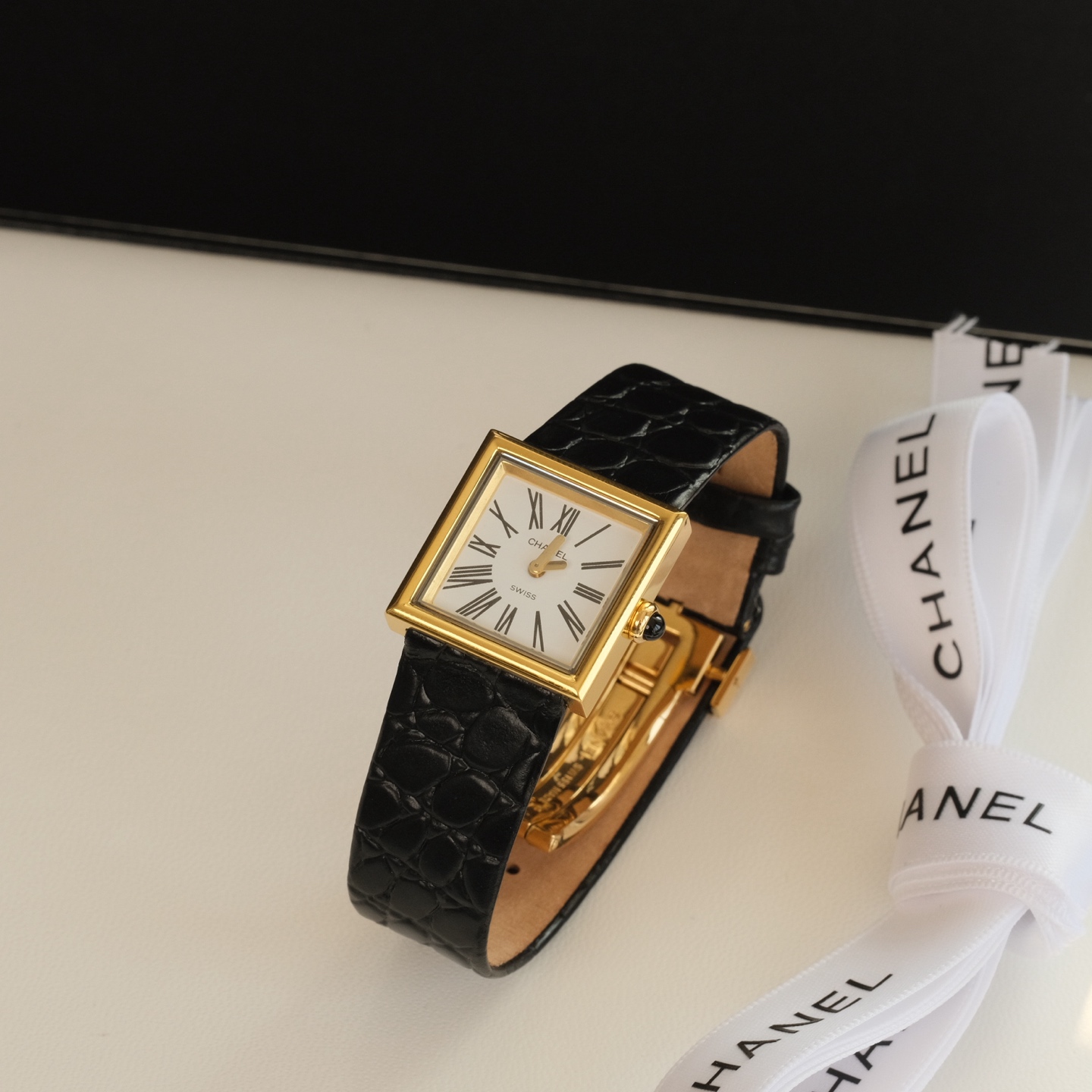 NO:389608,Original single-level Chanel Roman-shaped medieval small sugar cube watch, this watch was born in 1989. It is a limited edition model of the year. It is very rare and has few people. Although it has been a long time, the classic will never end. Now is the time to own it. It is simple, retro, super easy to match, and the key is not to coincide with the model. It is only a batch of goods (all should know that Japan is a paradise for medieval watches). The second-hand medieval watch price is around the corner. The second-hand watch strap is of average quality or has been renovated and changed. We are brand new and beautiful, so please feel free to enter. Super recommended 316L stainless steel case, 23x23mm size, 6.0mm thick. Equipped with the original movement of 1032 imported Switzerland, that is, the genuine movement, the battery capacity exceeds 3 years. Square sapphire glass, as hard as diamonds, always keep your dial clear and scratch-free.  Roman retro dial, classic and eternal. For example, Cartier launched the tank series in recent years, all Roman dials are very popular, the most important thing is to look good. The 3-hour adjusting time bar is inlaid with a 3.0 black agate, which can be inspected at will. The imported crocodile leather cowhide strap is clearly visible, with original stainless steel folding buckle, adjustable fixed size structure. The size of the wrist: minimum and maximum 180mm (can be punched in small holes) and the back is equipped with the original brand packaging, which is also very cost-effective to use. Chanel, cartier, cowhide, crocodile skin19860909原单级香奈尔罗马字中古小方糖腕表来,该表诞生于1989年,这是一款当年的限量款,数量及其稀有,拥有的人更是少,虽然时间久远,但经典永不落幕,现在是时候你该拥有它的时候,简约,复古,超级好搭配,关键不会撞款, 出日本客户订单,仅此一批货源(都应该知道日本是中古表的天堂),二手中古售价在左右,二手表壳表带品相都一般或者已经被翻新变样了,我们全新且价格美丽,放心入,超级推荐 316L精钢表壳,23x23mm大小,厚6.0mm 搭载瑞士进口1032原装机芯,也就是正品的机芯,电池量超3年以上 方形蓝宝石玻璃,硬如钻石,始终让你的表盘清晰无划痕 罗马字复古表盘,经典永恒,例如卡地亚这几年推出的坦克系列都是罗马字表盘卖爆,最关键好看好看 3时位的调时巴扭镶嵌一颗3.0的黑色玛瑙,可随意检验 进口鳄鱼皮纹牛皮表带,纹路清晰可见,配原版精钢折叠扣,可调固定式大小结构 佩戴手腕大小:最小最大180mm(可再小打孔) 后配原品牌包装,送人自用也是非常划算,,chanel,cartier,cowhide,crocodile skin,Watch