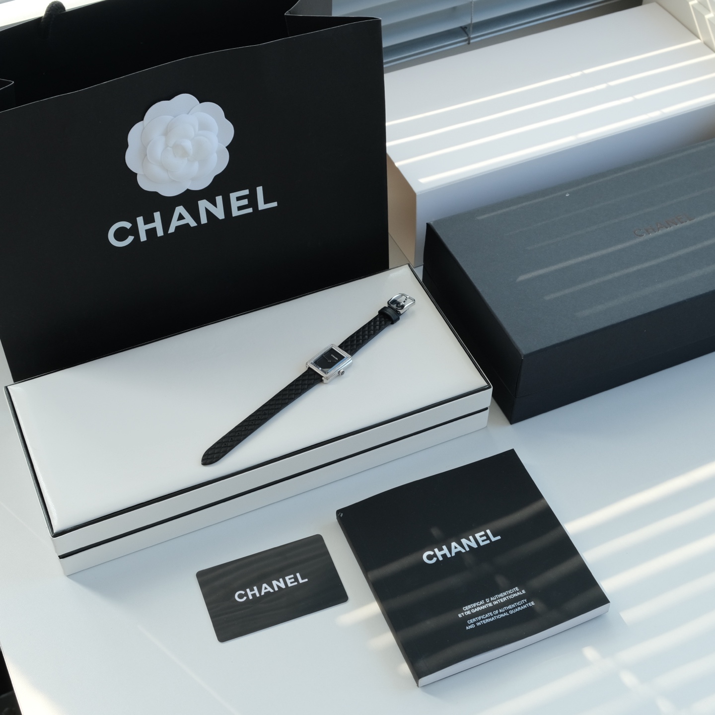 NO:727035,In stock CHANEL Chanel BOYFRIEND series diamond-encrusted women's watch, the official website sells for more than 6w, all accessories can be interchanged with the counter. 316L stainless steel case, 27.9x21.5 size, 6.2mm thick, inlaid with 62 brilliant-cut diamonds, total weight 0.37 carats. Equipped with genuine Swiss original movement, with a battery life of more than 3 years. Square sapphire glass, the hardness is second only to diamonds, always keeping your dial clear and scratch-free.  The simple double-layer dial is classic and timeless. For example, the tank series launched by Cartier in recent years are all sold out. The most important thing is to look good. The 3 o'clock hour adjustment button is set with a diamond-faced 3.0 black spinel, which can be inspected at will. The first-layer calfskin strap has clearly visible pore patterns, rhombus stitching decorative lines, and the original stainless steel buckle. 30-meter waterproof effect, and comes with the original brand packaging. It is very cost-effective to give away for personal use without packaging. -60  Supports 7-day no-reason return and exchange, after-sales guarantee: 2-year warranty, chanel, chanel, cartier, cowhide19860909现货 CHANEL香奈儿BOYFRIEND系列镶钻女表,官网售价6w多,所有配件可跟专柜互换 316L精钢表壳,27.9x21.5大小,厚6.2mm 镶嵌62颗明亮式切割钻石,总重0.37克拉 搭载正品一致的瑞士原装机芯,电量超3年以上 方形蓝宝石玻璃,硬度仅次于钻石,始终让你的表盘清晰无划痕 简约的双层表盘,经典永恒,例如卡地亚这几年推出的坦克系列都卖爆,最关键好看好看 3时位的调时巴扭镶嵌一颗钻石菱面3.0的黑色尖晶石,可随意检验 头层小牛皮表带,毛孔纹路清晰可见,菱格纹车缝装饰线,原版精钢表扣 30米防水效果,后配原品牌包装,送人自用也是非常划算 不要包装可以少-60 支持7天无理由退换,售后保障:2年保修,,chanel,chanel,cartier,cowhide,Watch