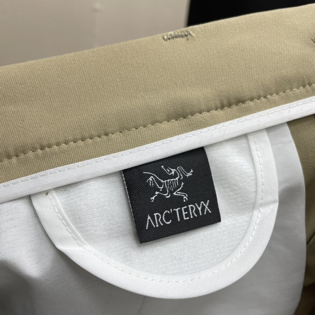 💰85
ARC’TERYX 始祖鸟25夏季新款v系列!男子商务休闲短裤!官网同步!客供五金辅料!斜纹弹力棉!亲肤透气舒适!垂顺挺括!面料抗皱不起球!不闷热!环保舒适!3d立体裁剪工艺!上身很舒适!没有束缚感!日常通勤商务休闲穿搭必备!版型简约百搭!完全不挑人!内里全方位包边工艺!品相赞!喜欢的不要错过!
颜色:黑色,灰色,卡其
尺码:30-40
30腰围77臀围97裤长49
31腰围80臀围100裤长49
32腰围83臀围103裤长50
33腰围86臀围106裤长50
34腰围89臀围109裤长50
36腰围96臀围114裤长51
38腰围99臀围117裤长51
40腰围102臀围120裤长51