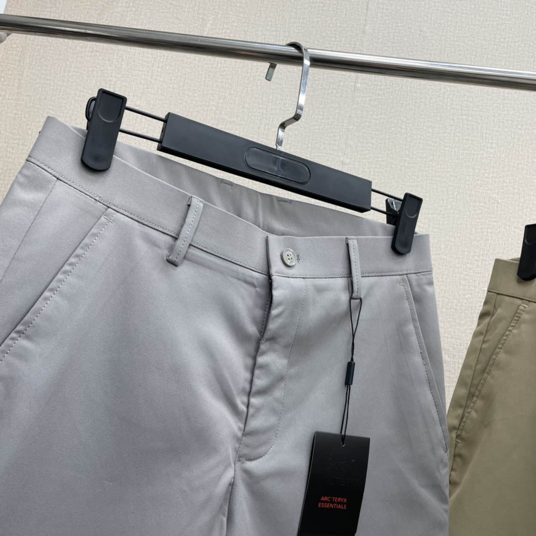 💰85
ARC’TERYX 始祖鸟25夏季新款v系列!男子商务休闲短裤!官网同步!客供五金辅料!斜纹弹力棉!亲肤透气舒适!垂顺挺括!面料抗皱不起球!不闷热!环保舒适!3d立体裁剪工艺!上身很舒适!没有束缚感!日常通勤商务休闲穿搭必备!版型简约百搭!完全不挑人!内里全方位包边工艺!品相赞!喜欢的不要错过!
颜色:黑色,灰色,卡其
尺码:30-40
30腰围77臀围97裤长49
31腰围80臀围100裤长49
32腰围83臀围103裤长50
33腰围86臀围106裤长50
34腰围89臀围109裤长50
36腰围96臀围114裤长51
38腰围99臀围117裤长51
40腰围102臀围120裤长51
