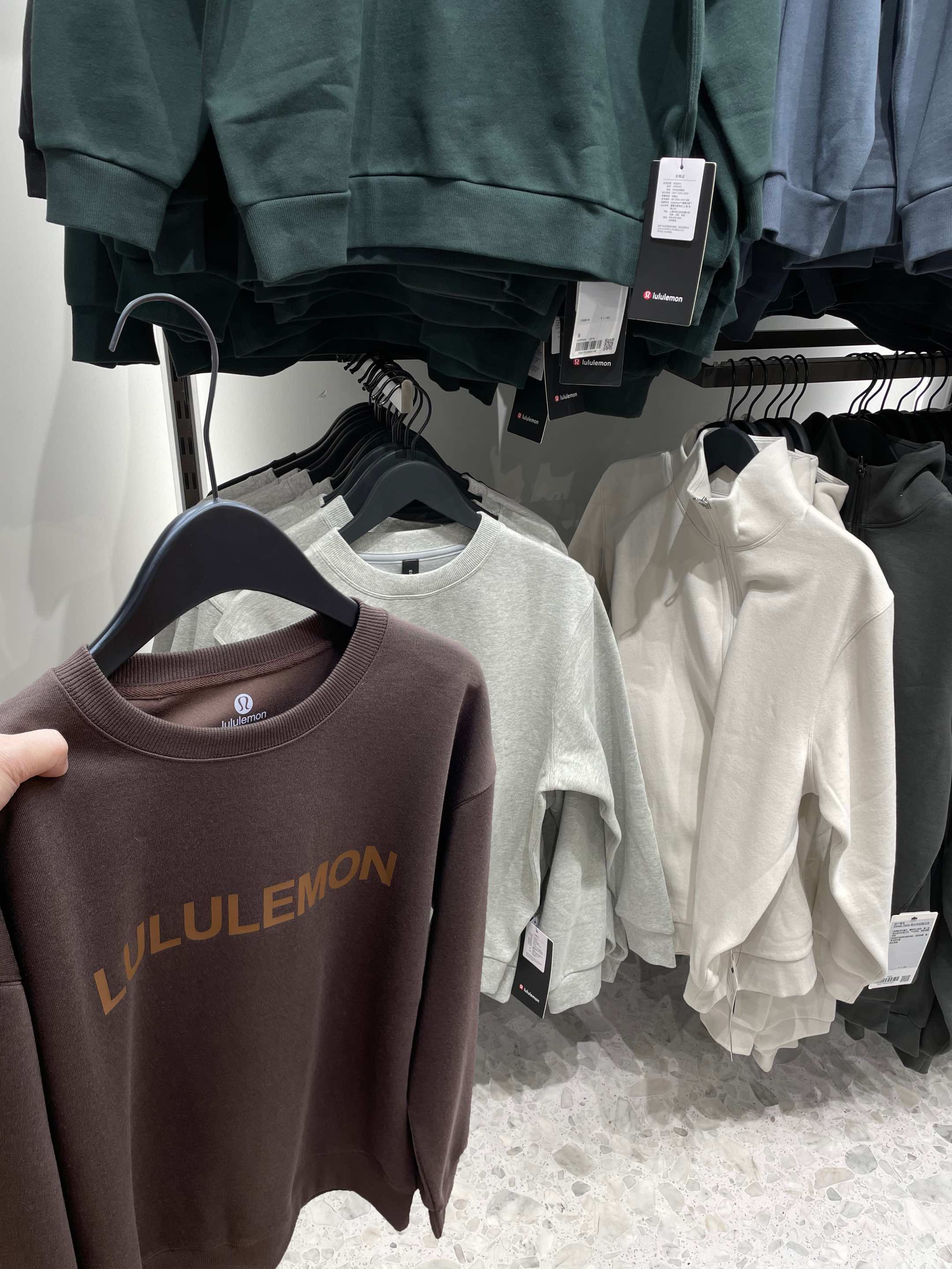 PYY lululemon/露露春季新品！男士华棉牛奶丝圆领卫衣！掌柜力荐！线上线下同步！EL克客供牛奶丝华棉面料！亲肤舒适持久柔软！环保色纺工艺不易掉色不易起球！大厂出品！工艺细节做的很到位！螺纹领口袖口下摆！全部四针六线双股走肩工艺！挺阔不变形！版型简约百搭完全不不挑人！多色可选！日常通勤休闲户外运动徒步必备！喜欢的直接入手！\n\n颜色：黑色，白色，咖色，卡其色，酒红\n尺码m-xl\nm衣长胸围肩宽\nL衣长胸围肩宽\nxl衣长胸围肩宽\nxl衣长胸围????????????肩宽\nxl衣长胸围肩宽