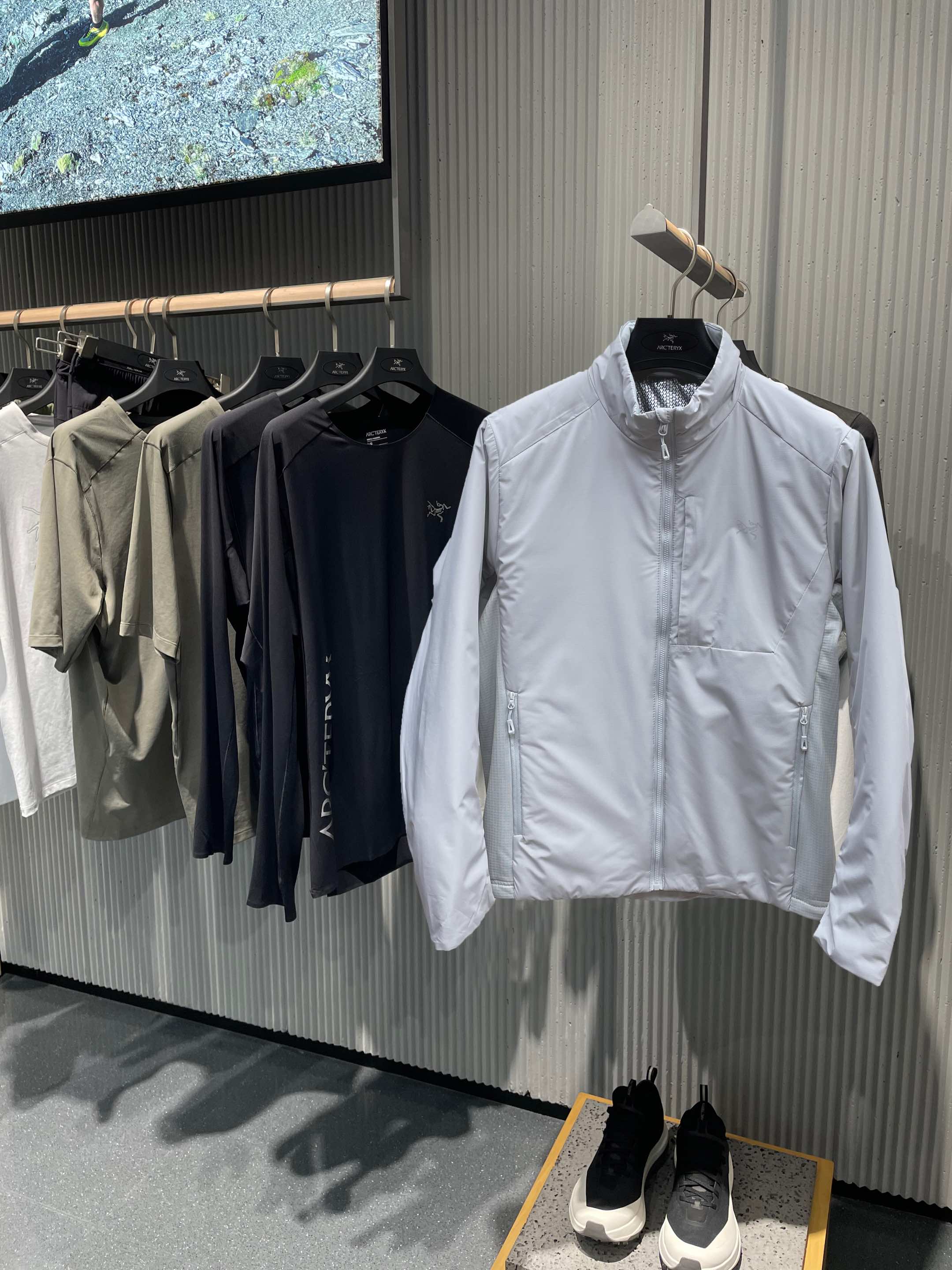 🛒购物价： 💰270

失足鸟25秋冬新款！男士户外运动休闲恒温自发热保暖棉服外套！

掌柜力荐！观网门店同步！内里p棉！轻量保暖！防水防风！内衬处添加石墨烯自发热恒温功能！持续锁住温度！下摆两侧拼接布！工艺细节做的很到位！轻量保暖锁温又不闷！全天候户外运动徒步爬山日常通勤都能穿搭！版型不挑人！喜欢的别错过！

颜色：黑色，军绿，浅灰
尺码m-3xl
M胸围114衣长69肩宽46
L胸围118衣长71肩宽47.5
xl胸围122衣长73肩宽49
2xl胸围126衣长75肩宽50.5
3xl胸围130衣长77肩宽52