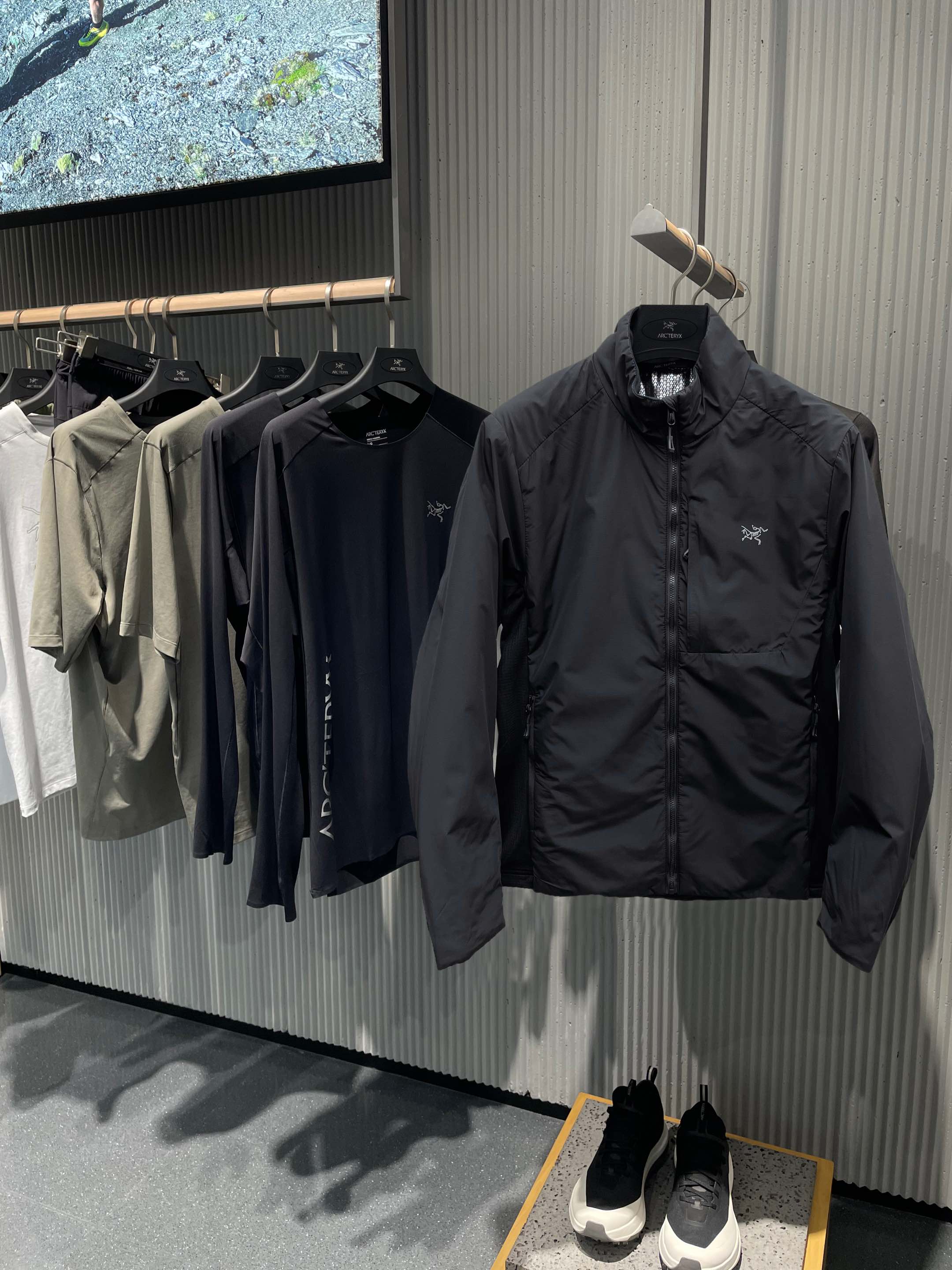 🛒购物价： 💰270

失足鸟25秋冬新款！男士户外运动休闲恒温自发热保暖棉服外套！

掌柜力荐！观网门店同步！内里p棉！轻量保暖！防水防风！内衬处添加石墨烯自发热恒温功能！持续锁住温度！下摆两侧拼接布！工艺细节做的很到位！轻量保暖锁温又不闷！全天候户外运动徒步爬山日常通勤都能穿搭！版型不挑人！喜欢的别错过！

颜色：黑色，军绿，浅灰
尺码m-3xl
M胸围114衣长69肩宽46
L胸围118衣长71肩宽47.5
xl胸围122衣长73肩宽49
2xl胸围126衣长75肩宽50.5
3xl胸围130衣长77肩宽52