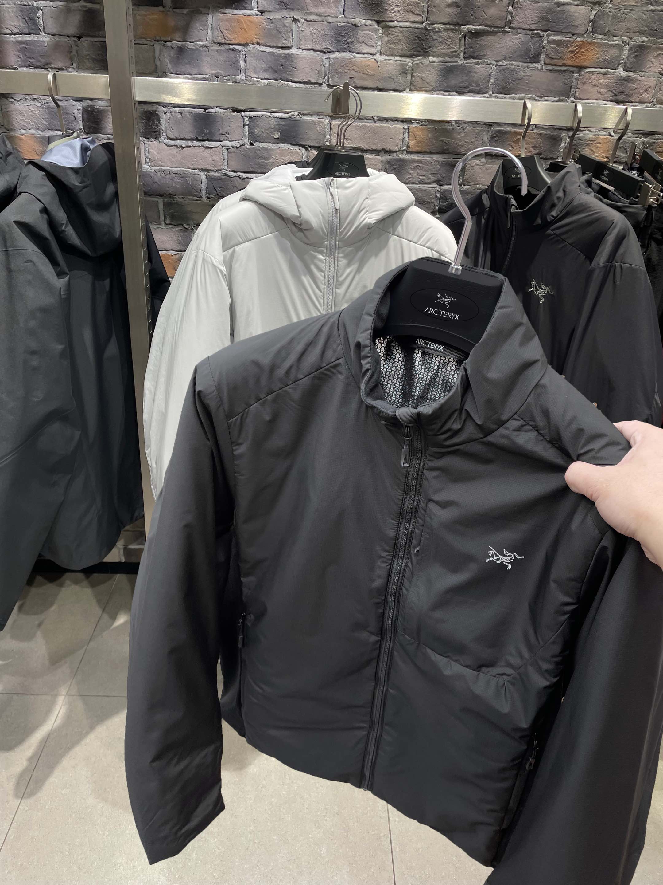 🛒购物价： 💰270

失足鸟25秋冬新款！男士户外运动休闲恒温自发热保暖棉服外套！

掌柜力荐！观网门店同步！内里p棉！轻量保暖！防水防风！内衬处添加石墨烯自发热恒温功能！持续锁住温度！下摆两侧拼接布！工艺细节做的很到位！轻量保暖锁温又不闷！全天候户外运动徒步爬山日常通勤都能穿搭！版型不挑人！喜欢的别错过！

颜色：黑色，军绿，浅灰
尺码m-3xl
M胸围114衣长69肩宽46
L胸围118衣长71肩宽47.5
xl胸围122衣长73肩宽49
2xl胸围126衣长75肩宽50.5
3xl胸围130衣长77肩宽52