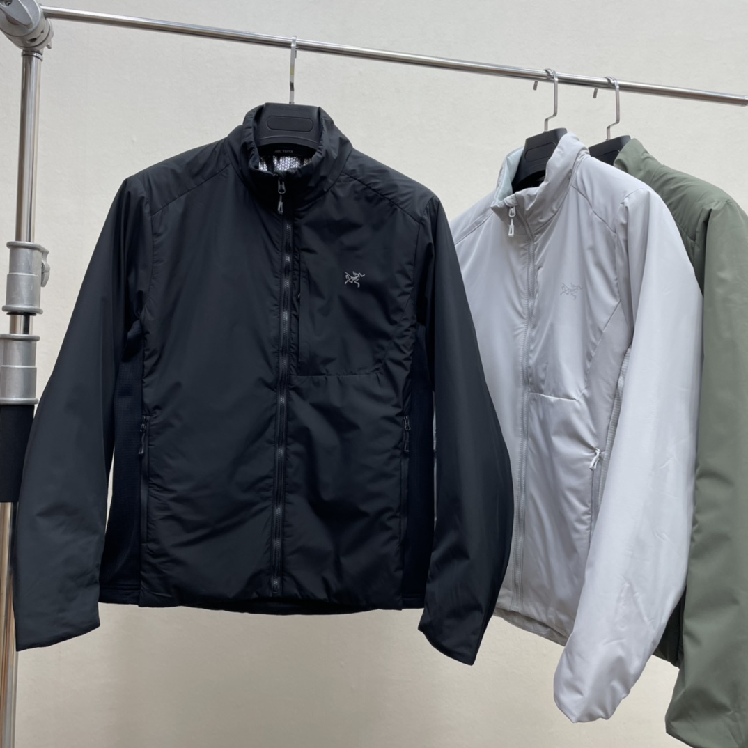 🛒购物价： 💰270

失足鸟25秋冬新款！男士户外运动休闲恒温自发热保暖棉服外套！

掌柜力荐！观网门店同步！内里p棉！轻量保暖！防水防风！内衬处添加石墨烯自发热恒温功能！持续锁住温度！下摆两侧拼接布！工艺细节做的很到位！轻量保暖锁温又不闷！全天候户外运动徒步爬山日常通勤都能穿搭！版型不挑人！喜欢的别错过！

颜色：黑色，军绿，浅灰
尺码m-3xl
M胸围114衣长69肩宽46
L胸围118衣长71肩宽47.5
xl胸围122衣长73肩宽49
2xl胸围126衣长75肩宽50.5
3xl胸围130衣长77肩宽52