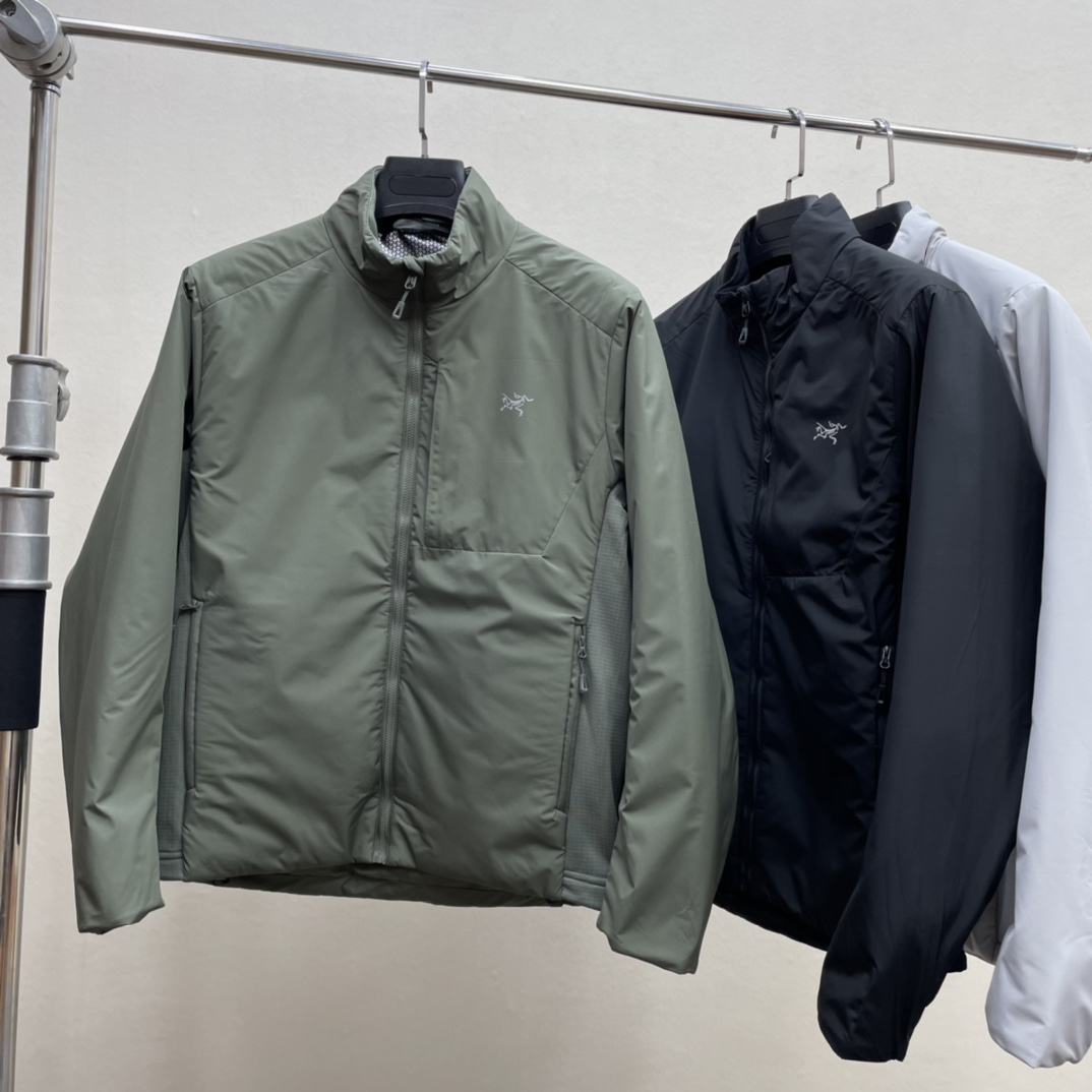 🛒购物价： 💰270

失足鸟25秋冬新款！男士户外运动休闲恒温自发热保暖棉服外套！

掌柜力荐！观网门店同步！内里p棉！轻量保暖！防水防风！内衬处添加石墨烯自发热恒温功能！持续锁住温度！下摆两侧拼接布！工艺细节做的很到位！轻量保暖锁温又不闷！全天候户外运动徒步爬山日常通勤都能穿搭！版型不挑人！喜欢的别错过！

颜色：黑色，军绿，浅灰
尺码m-3xl
M胸围114衣长69肩宽46
L胸围118衣长71肩宽47.5
xl胸围122衣长73肩宽49
2xl胸围126衣长75肩宽50.5
3xl胸围130衣长77肩宽52