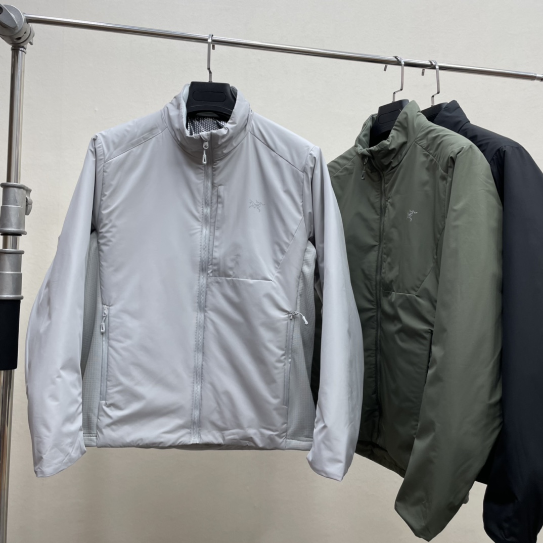 🛒购物价： 💰270

失足鸟25秋冬新款！男士户外运动休闲恒温自发热保暖棉服外套！

掌柜力荐！观网门店同步！内里p棉！轻量保暖！防水防风！内衬处添加石墨烯自发热恒温功能！持续锁住温度！下摆两侧拼接布！工艺细节做的很到位！轻量保暖锁温又不闷！全天候户外运动徒步爬山日常通勤都能穿搭！版型不挑人！喜欢的别错过！

颜色：黑色，军绿，浅灰
尺码m-3xl
M胸围114衣长69肩宽46
L胸围118衣长71肩宽47.5
xl胸围122衣长73肩宽49
2xl胸围126衣长75肩宽50.5
3xl胸围130衣长77肩宽52