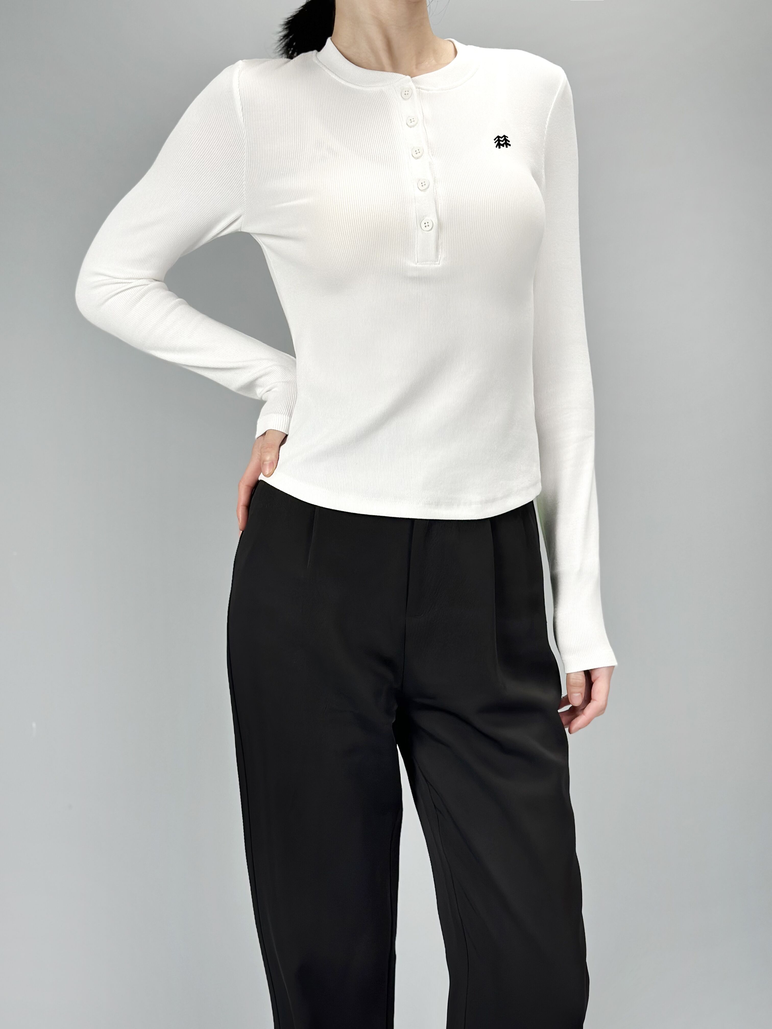 💰150.001. Color: White, gray, black 2. Size: S/M/L/XL3. Fabric composition: 48% cotton 47.5% cotton 4.5% spandex 4. Product features: Use comfortable and environmentally friendly Ucosi The fabric has a soft and smooth touch, with a breathing feeling, the pit strips are tight and stylish, the upper body is skin-friendly and moisture-absorbing and breathable, with good elasticity, comfortable to wear, and will not easily deform and fade after wearing for a long time. Retro Enjoyable Collar + Five-pin Button, you can choose to open the collar to show your casual and free side, or you can button up the buttons, making you look dignified and generous! Unique V-angle half-pallet design, beautifying fiber long neck lines, showing elegant temperament~ Correct rotator sleeves, carefully designed sleeves, embellishing arm lines, strengthening visual extension, three-dimensional slim tailoring, more fitting the body, showing graceful body The pose and waist styles combined with the natural stacking of curved hems create a fashionable atmosphere and make you a fashionable icon on the street! Classic and versatile, it is slim and fashionable when worn alone, breathable and light, and is always available for wardrobe in spring, autumn and winter!!