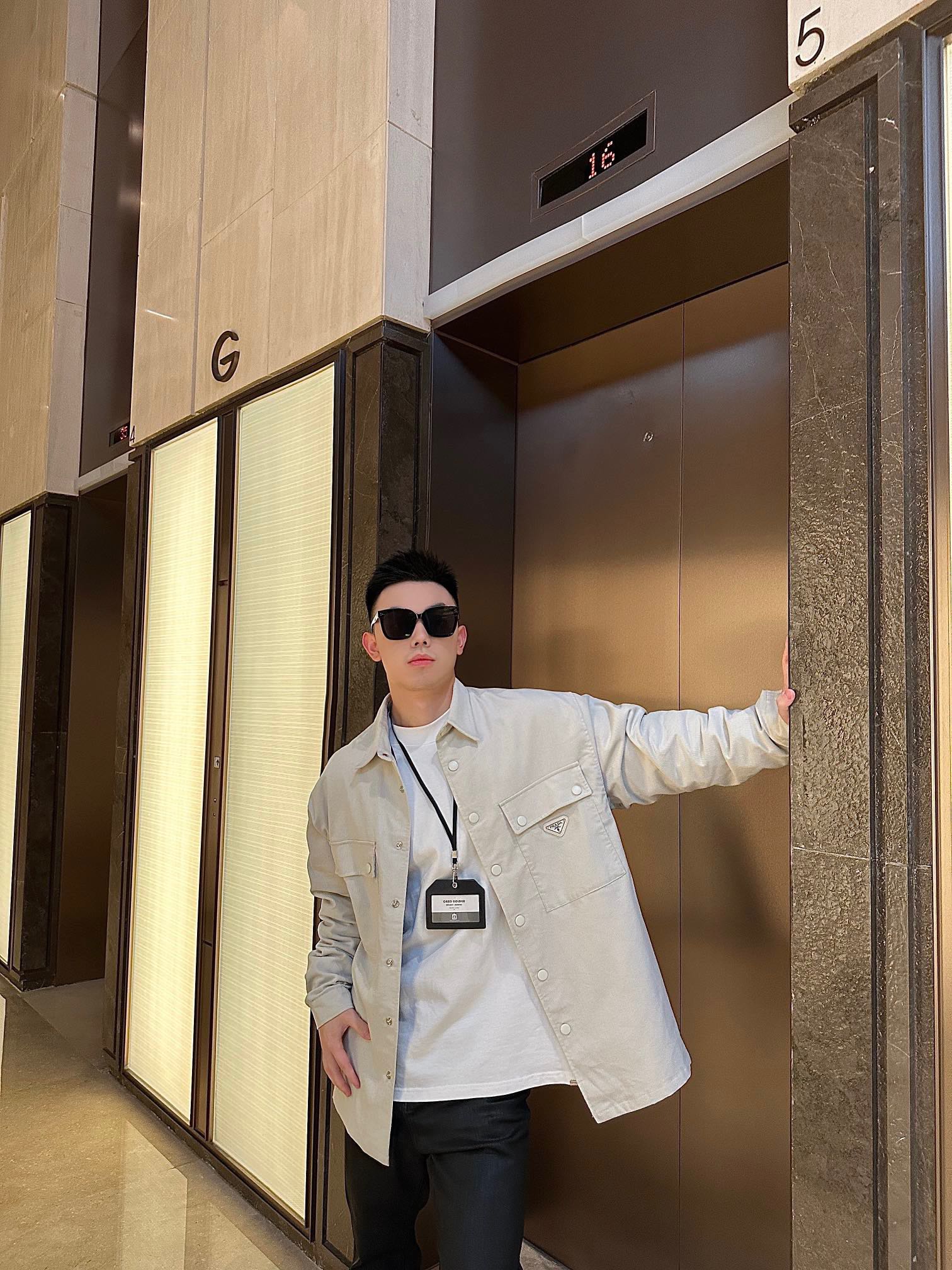 NO:459003,.PRADA 23FW corduroy shirt jacket fabric fixed weaving and dyeing original 11 fixed dyeing. The fabric is made of plain-patterned fine corduroy. It uses imported cotton fixed weaving and dyeing 95 cotton 5 nylon. This model is made of German edge grinding machine and garment. The cost is equivalent to high. The market is unique. Auxiliary materials, four-fold buttons, copper materials. All are customized for spraying according to the original 11. The bottom is equipped with logo. The chest leather mark is made of stamping and composited with soft cowhide molds. The facial metal material is stamped to produce the 'PRADA' logo. This model is developed at all costs. The fixed dyeing surface auxiliary materials lasts up to 27 days. It is very time-consuming and labor-consuming. Auxiliary materials customized 11 leather mark Auxiliary materials customized 11 button Auxiliary materials customized 11 wash trademark S-M-L Color apricot exclusively for,,prada,jackets  & coats,shirts,cowhide,alexander wang19860909.PRADA 23FW 灯芯绒衬衫外套 面料定织定染 原版11定染. 面料采用平纹精品灯芯绒.采用进口匹棉定织定染 95棉5锦纶. 该款采用德国机口打边与包缝机麦夹机. 制衣而成.成本相当于高 市场独一. 辅料四合纽扣 铜制材料.全部按原版11定制喷色 底部带有logo. 胸口皮标 采用头层软牛皮模具冲压复合而成. 面部金属材料冲模压出“PRADA”logo. 该款不计成本开发 定染面辅料时间长达27天. 非常耗时耗力. 辅料定制11皮标 辅料定制11纽扣 辅料定制11洗水商标 尺码S-M-L 颜色杏 独家专供,,prada,jackets & coats,shirts,cowhide,alexander wang,Men's clothing