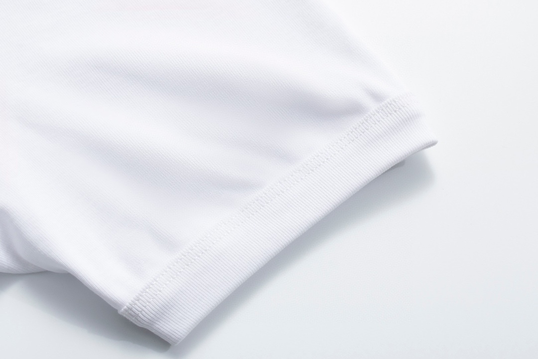  。Prada五金标短袖
面料采用：32支精梳棉 后期面料做了工艺 采用酵母洗水加手感 固定了衣服的版型