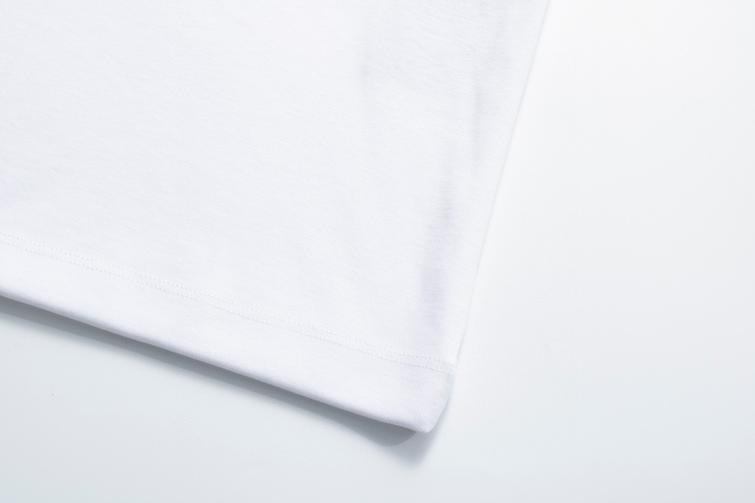  。Prada五金标短袖
面料采用：32支精梳棉 后期面料做了工艺 采用酵母洗水加手感 固定了衣服的版型