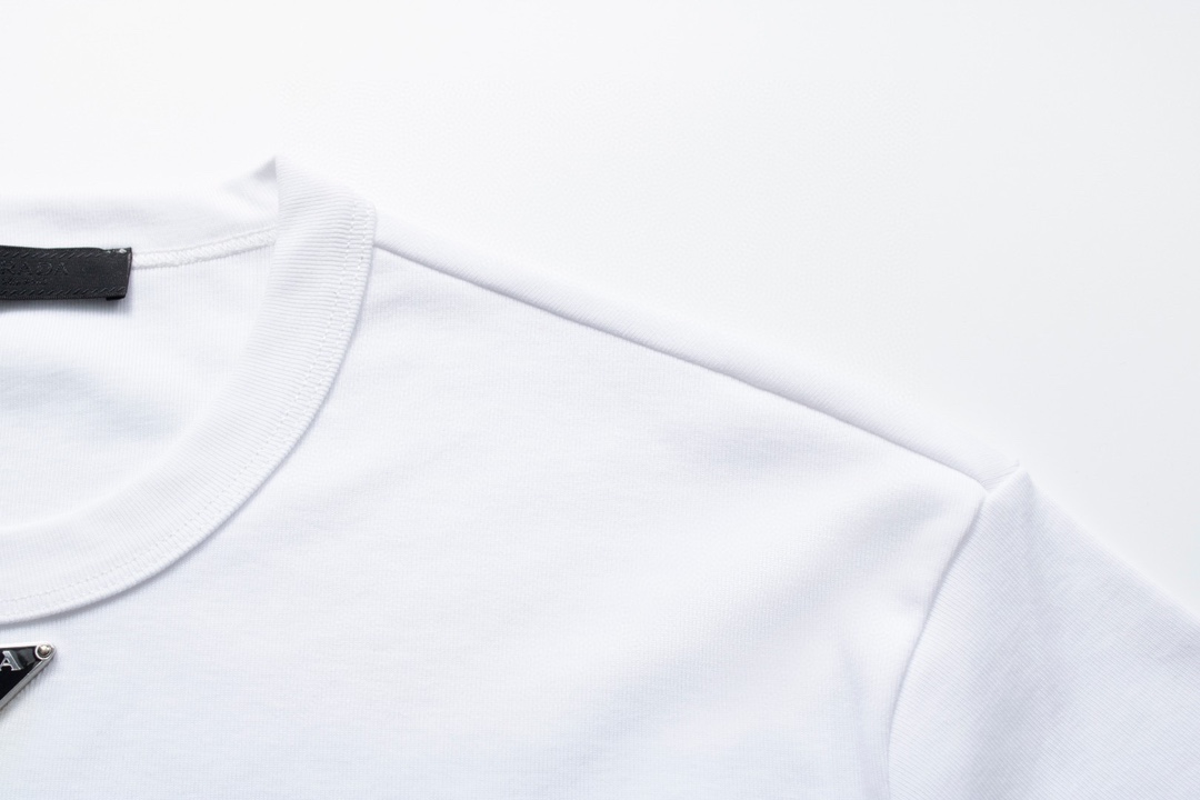  。Prada五金标短袖
面料采用：32支精梳棉 后期面料做了工艺 采用酵母洗水加手感 固定了衣服的版型