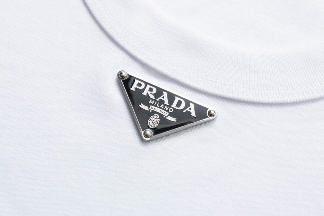  。Prada五金标短袖
面料采用：32支精梳棉 后期面料做了工艺 采用酵母洗水加手感 固定了衣服的版型