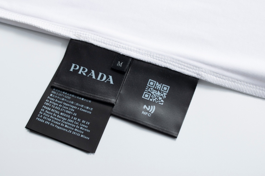  。Prada五金标短袖
面料采用：32支精梳棉 后期面料做了工艺 采用酵母洗水加手感 固定了衣服的版型