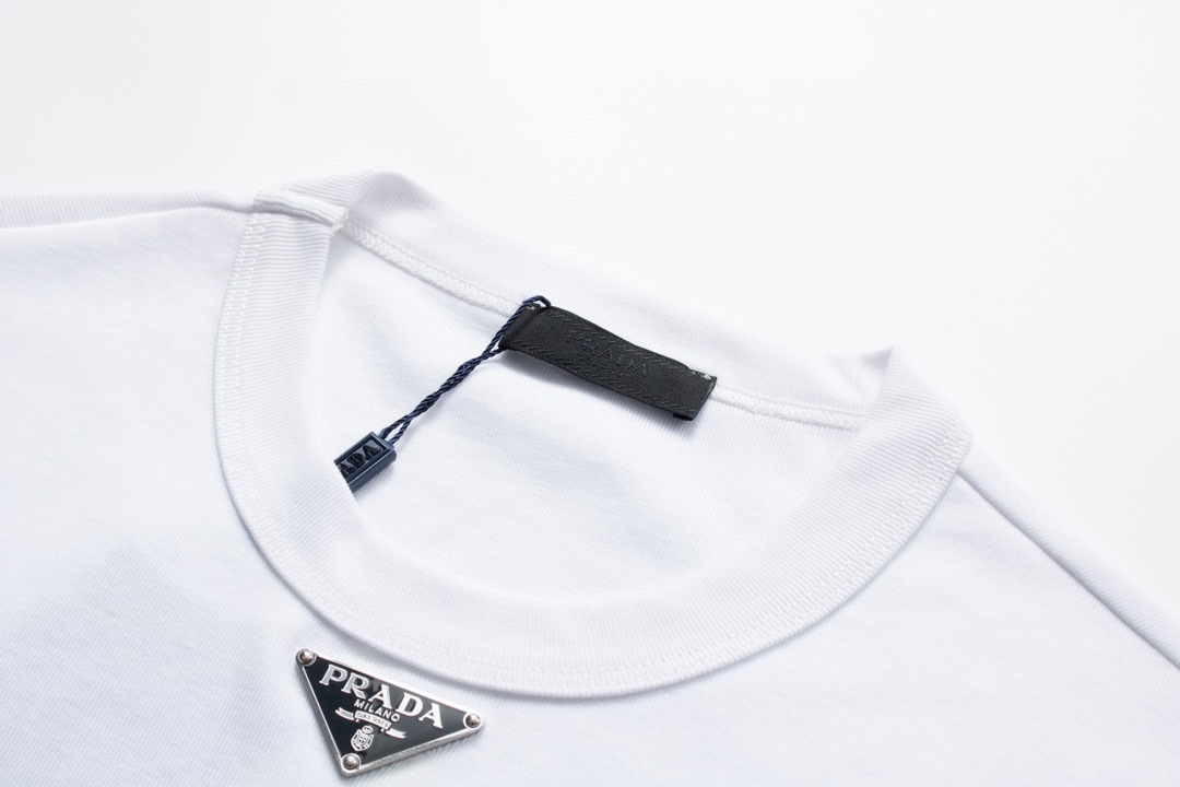  。Prada五金标短袖
面料采用：32支精梳棉 后期面料做了工艺 采用酵母洗水加手感 固定了衣服的版型