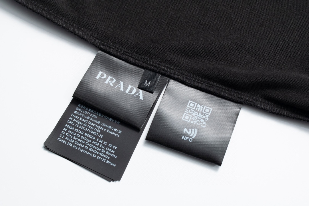  。Prada五金标短袖
面料采用：32支精梳棉 后期面料做了工艺 采用酵母洗水加手感 固定了衣服的版型