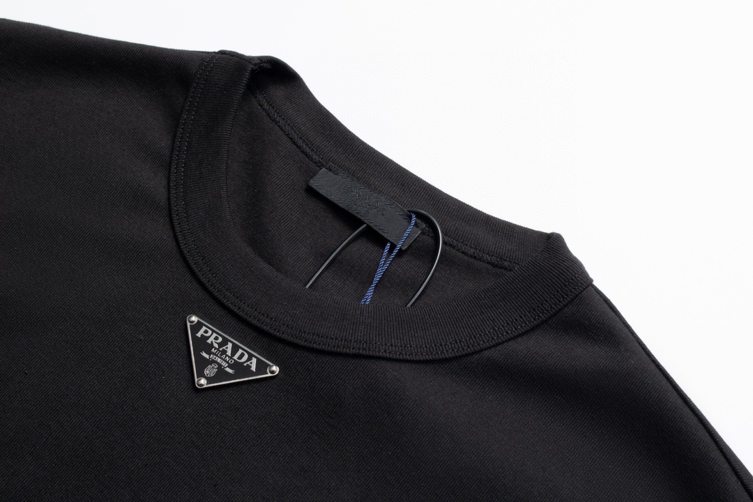  。Prada五金标短袖
面料采用：32支精梳棉 后期面料做了工艺 采用酵母洗水加手感 固定了衣服的版型